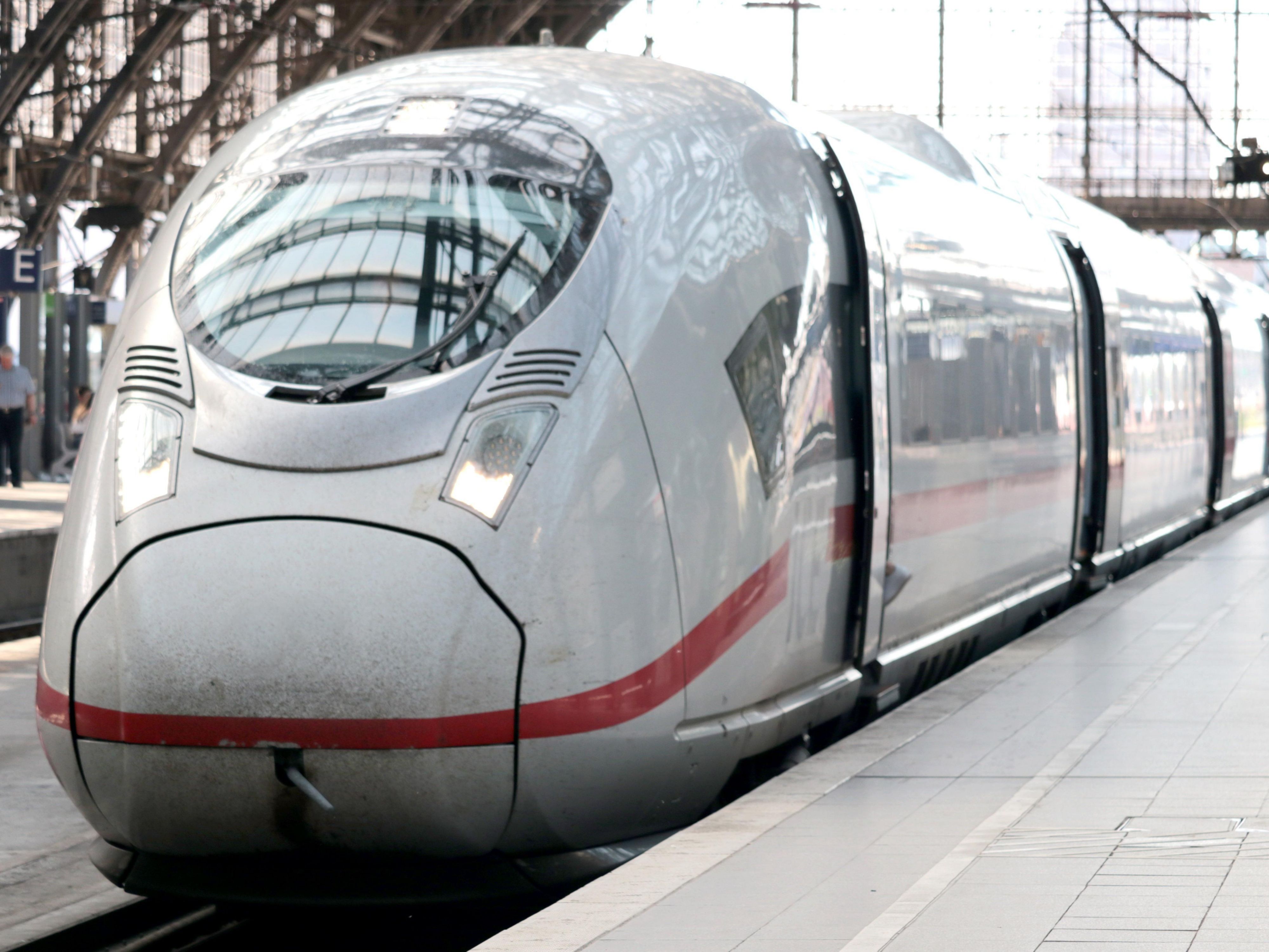 Hotel rates in Cologne skyrocket during trade shows — but your smart alternative is just a short train ride away. With the main station within walking distance, you can reach Messe Köln quickly and comfortably by train or car. A relaxed stay at a fair price.
