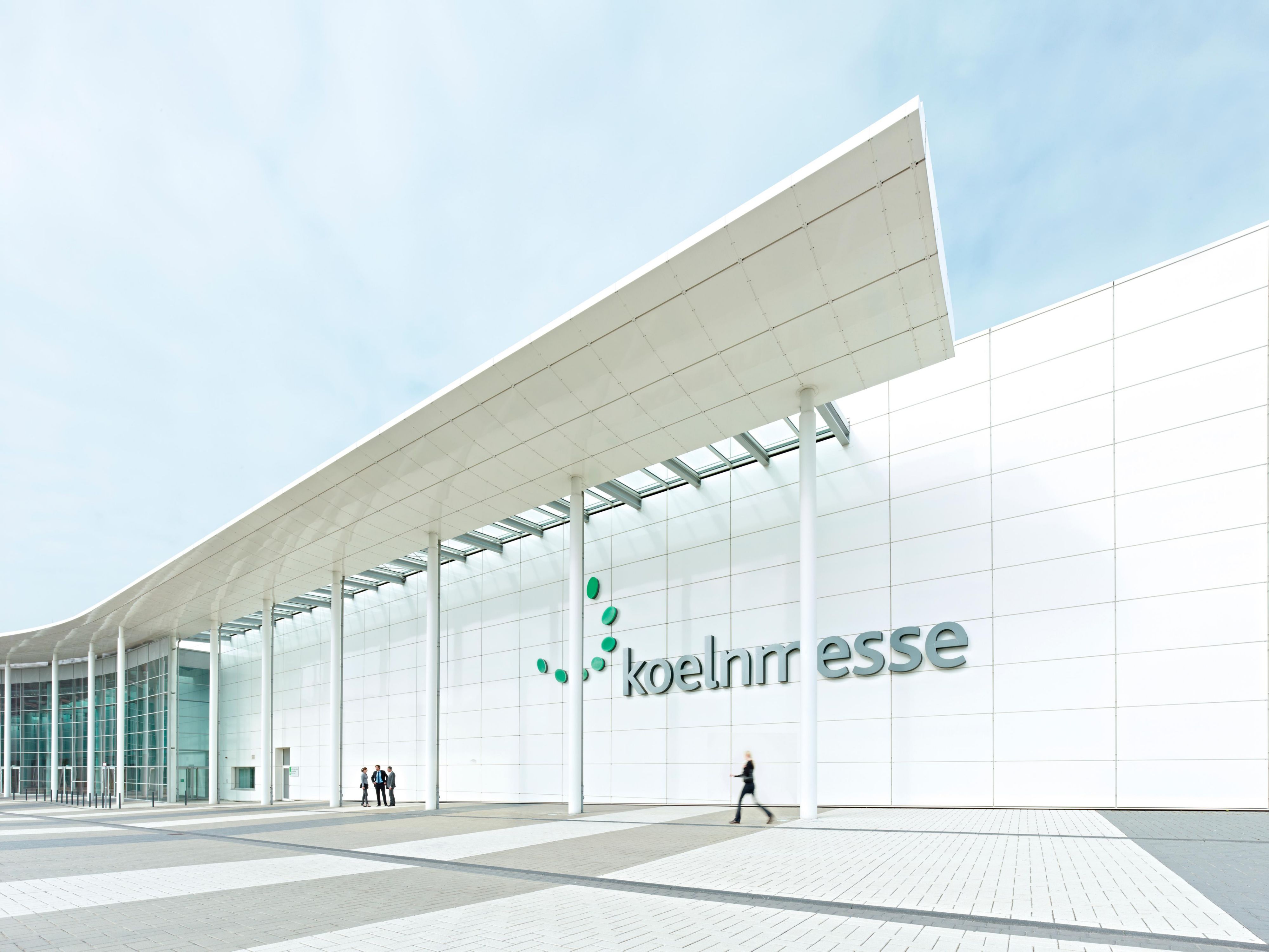 Attending a trade show in Cologne? Our hotel offers easy access to the A3 and A59 – reach Messe Köln in under 30 minutes by car. Skip city stress, enjoy better rates, and rest in comfort after a busy show day.
