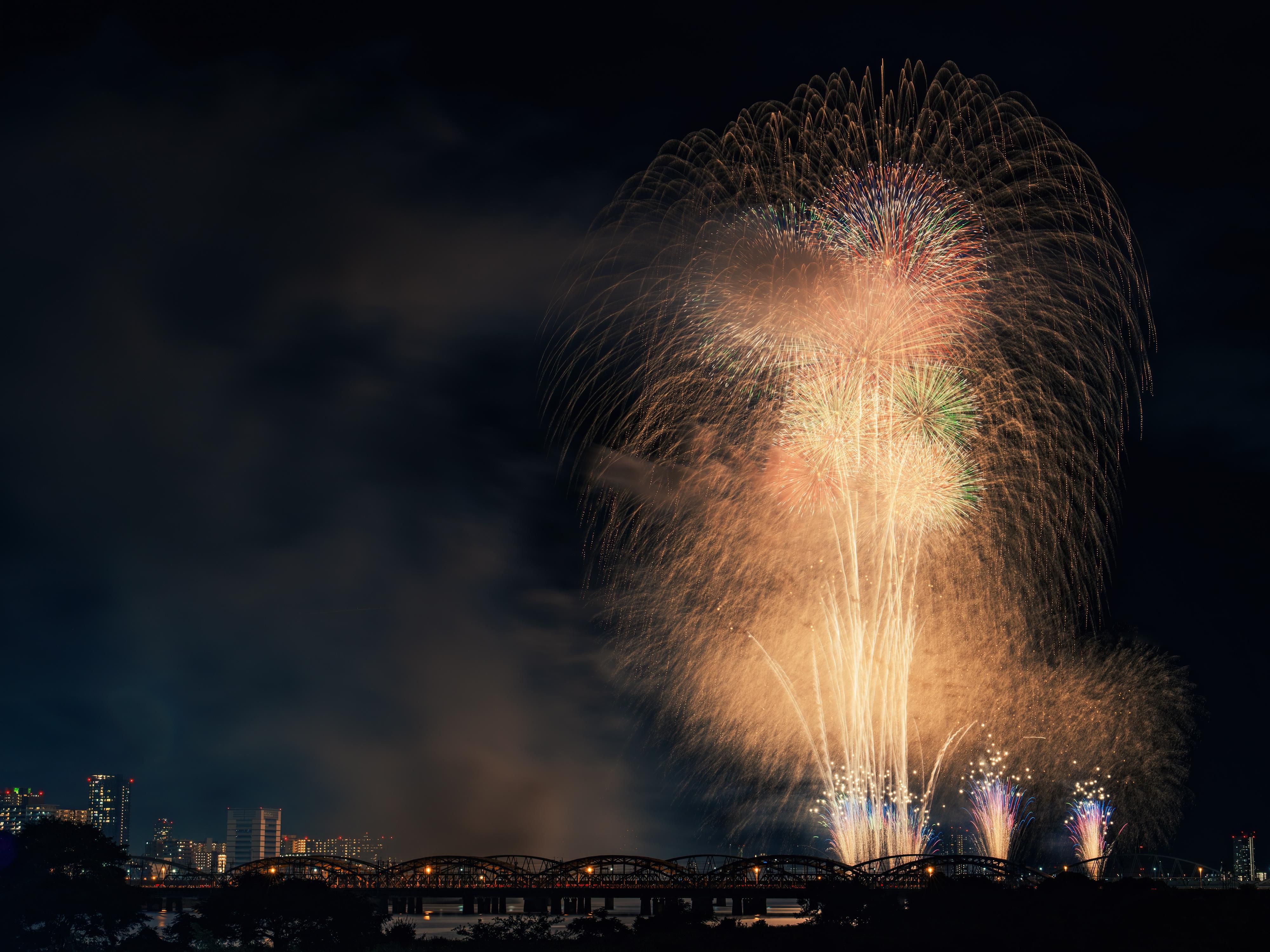 On Saturday, 24 May 2025, Düsseldorf transforms into a celebration of Japanese culture – with live music, food stalls, performances, and the most breathtaking fireworks display the city has to offer, lighting up the Rhine. Dive into the festivities and enjoy a relaxed weekend in the city. Booking early is worth it!