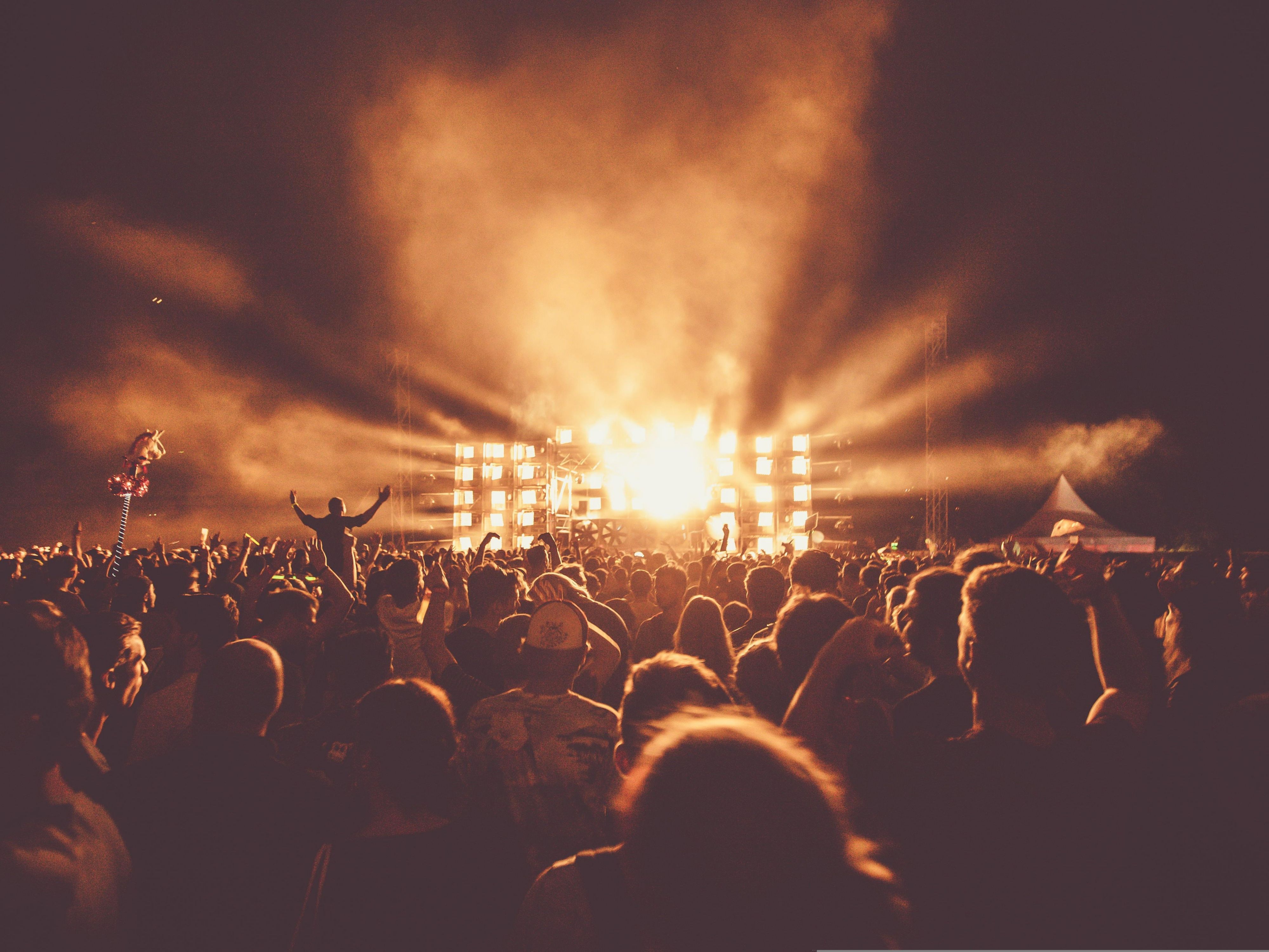Big names, big shows – Ed Sheeran, David Guetta, Kylie Minogue, Duran Duran, and Guns N' Roses are coming to Düsseldorf this summer. From June to September, the city comes alive with music. Book your stay with easy access to all major venues – perfect for your concert weekend in town.