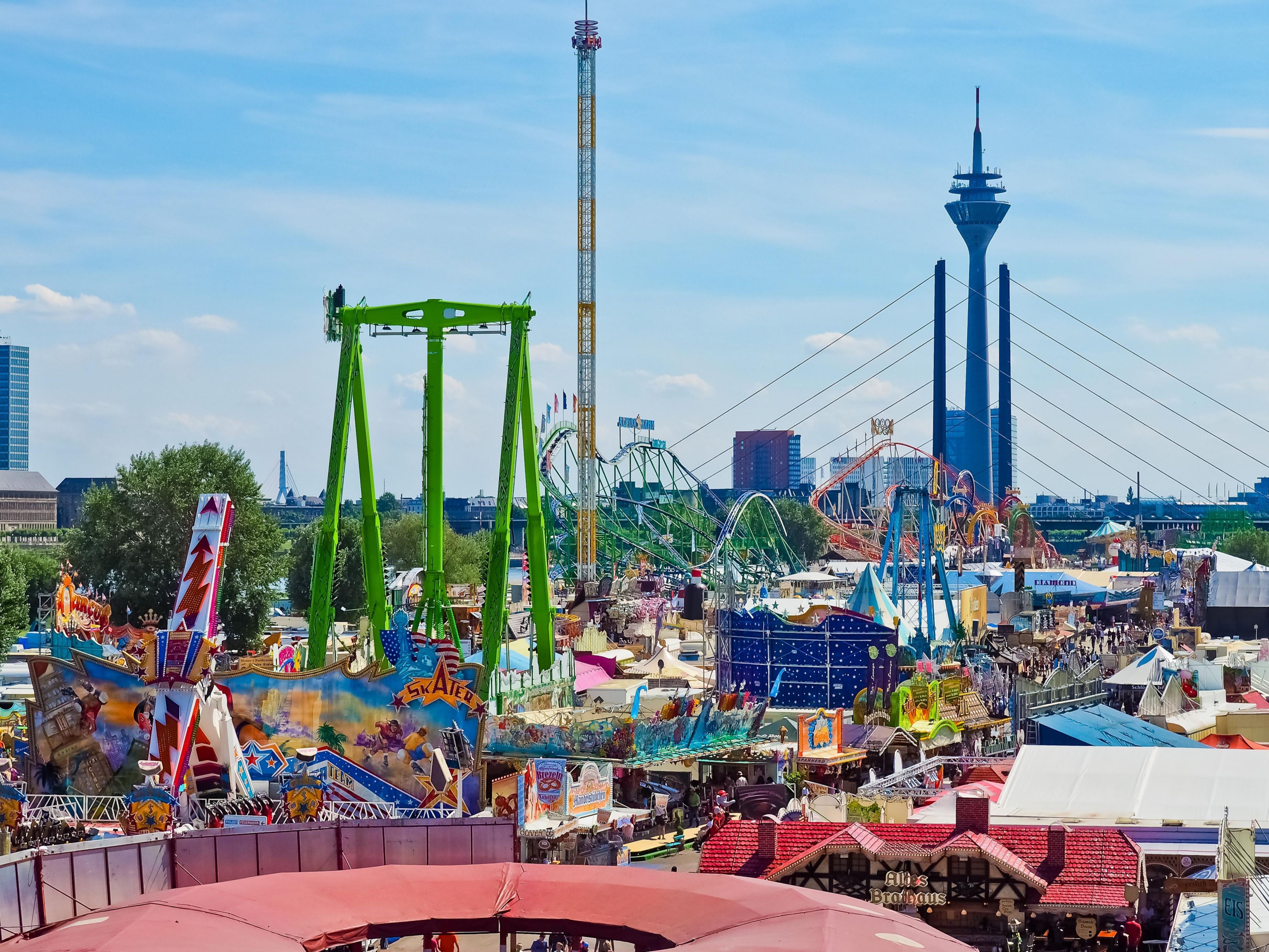 From 11 July 2025, Düsseldorf’s Rhine meadows will once again burst into life with one of Germany’s largest and most beloved funfairs. Enjoy thrilling rides, traditional food stalls, and a vibrant atmosphere for all ages. Don’t miss the spectacular fireworks over the Rhine – a true highlight. Don’t miss it – book your summer stay early!
