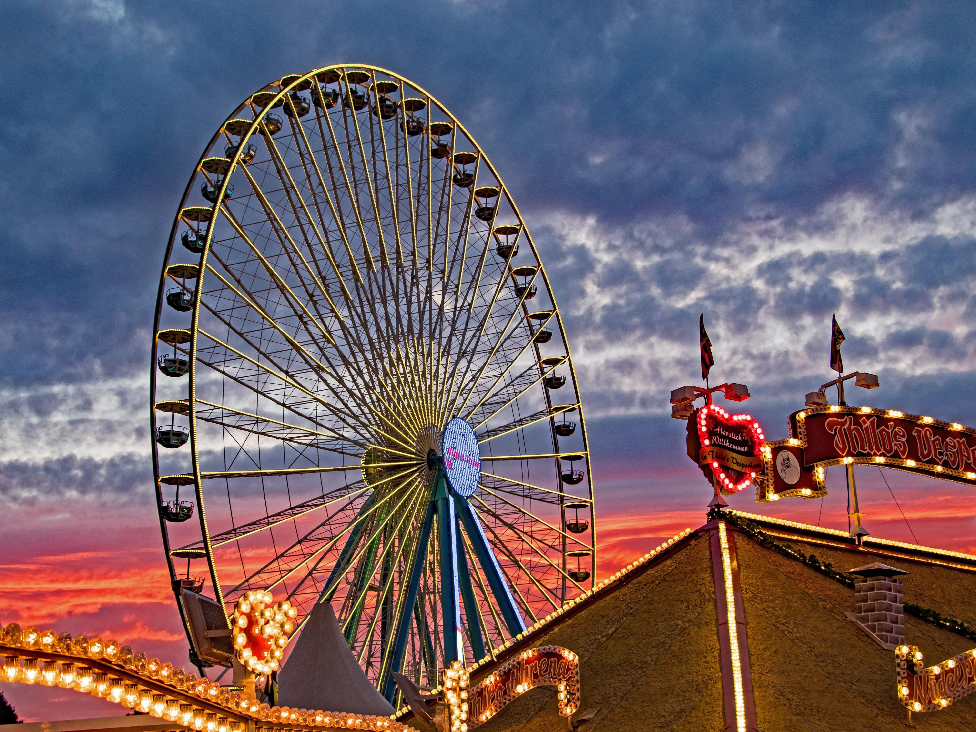 From 11 July 2025, Düsseldorf’s Rhine meadows will once again burst into life with one of Germany’s largest and most beloved funfairs. Enjoy thrilling rides, traditional food stalls, and a vibrant atmosphere for all ages. Don’t miss the spectacular fireworks over the Rhine – a true highlight. Don’t miss it – book your summer stay early!
