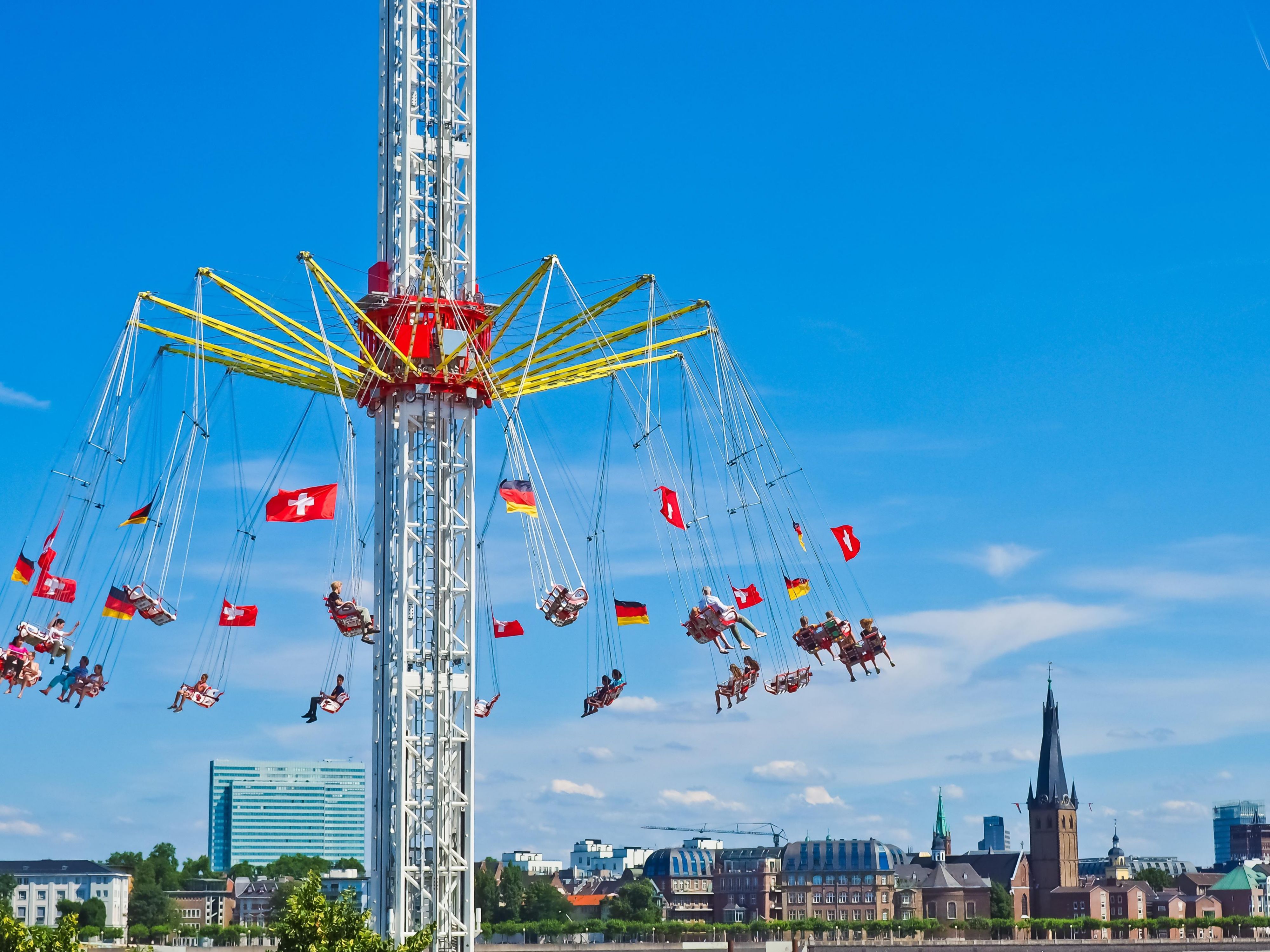 From 11 July 2025, Düsseldorf’s Rhine meadows will once again burst into life with one of Germany’s largest and most beloved funfairs. Enjoy thrilling rides, traditional food stalls, and a vibrant atmosphere for all ages. Don’t miss the spectacular fireworks over the Rhine – a true highlight. Don’t miss it – book your summer stay early!