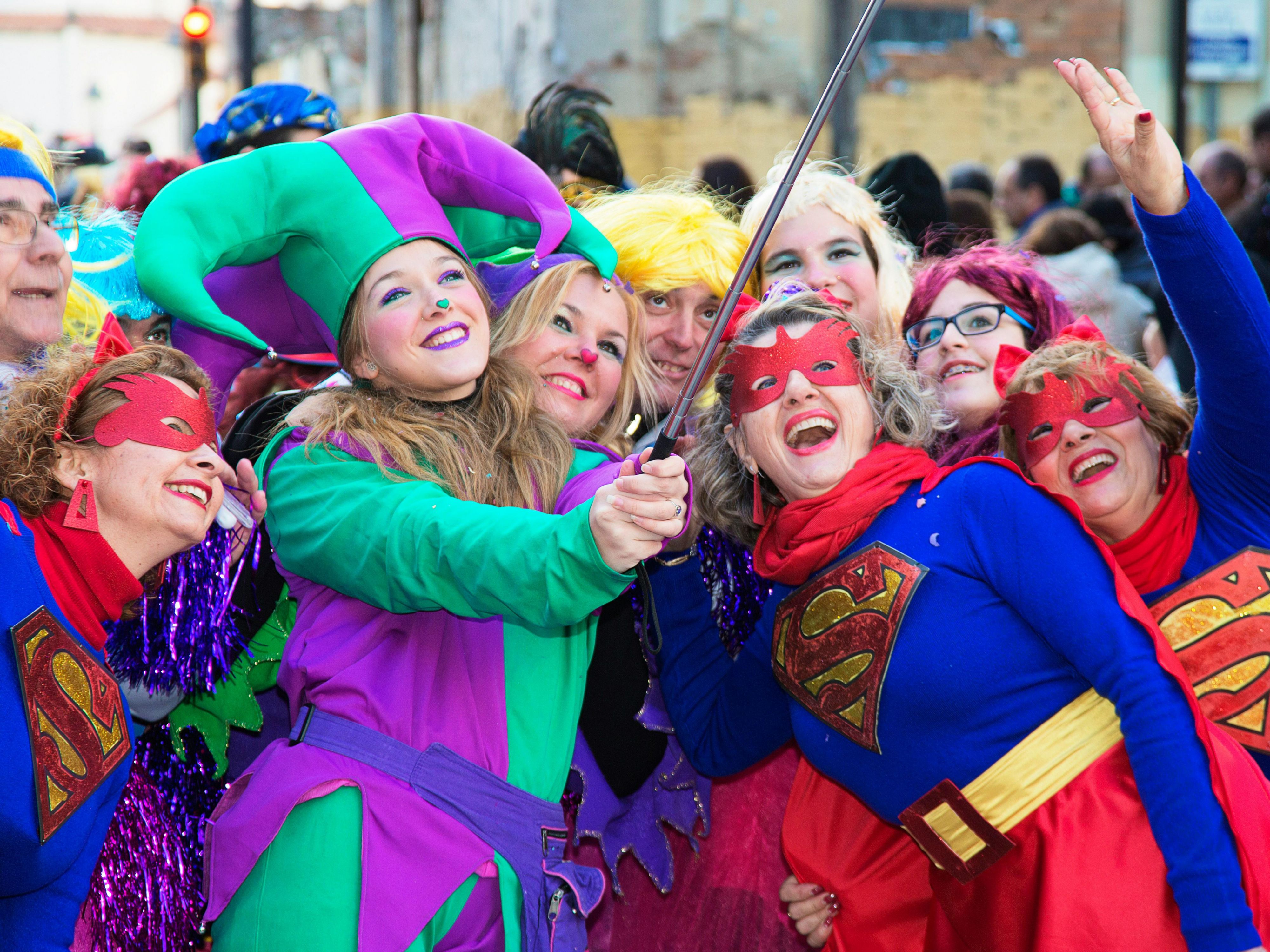 Get ready for Düsseldorf’s most colourful days of the year! From 12 to 16 February 2026, the city bursts into celebration with witty political floats, the jester “Hoppeditz”, and lively street carnival on the Kö. The highlight? The grand Rose Monday Parade. Stay just 20 minutes away – close to the fun, yet perfectly peaceful at night.