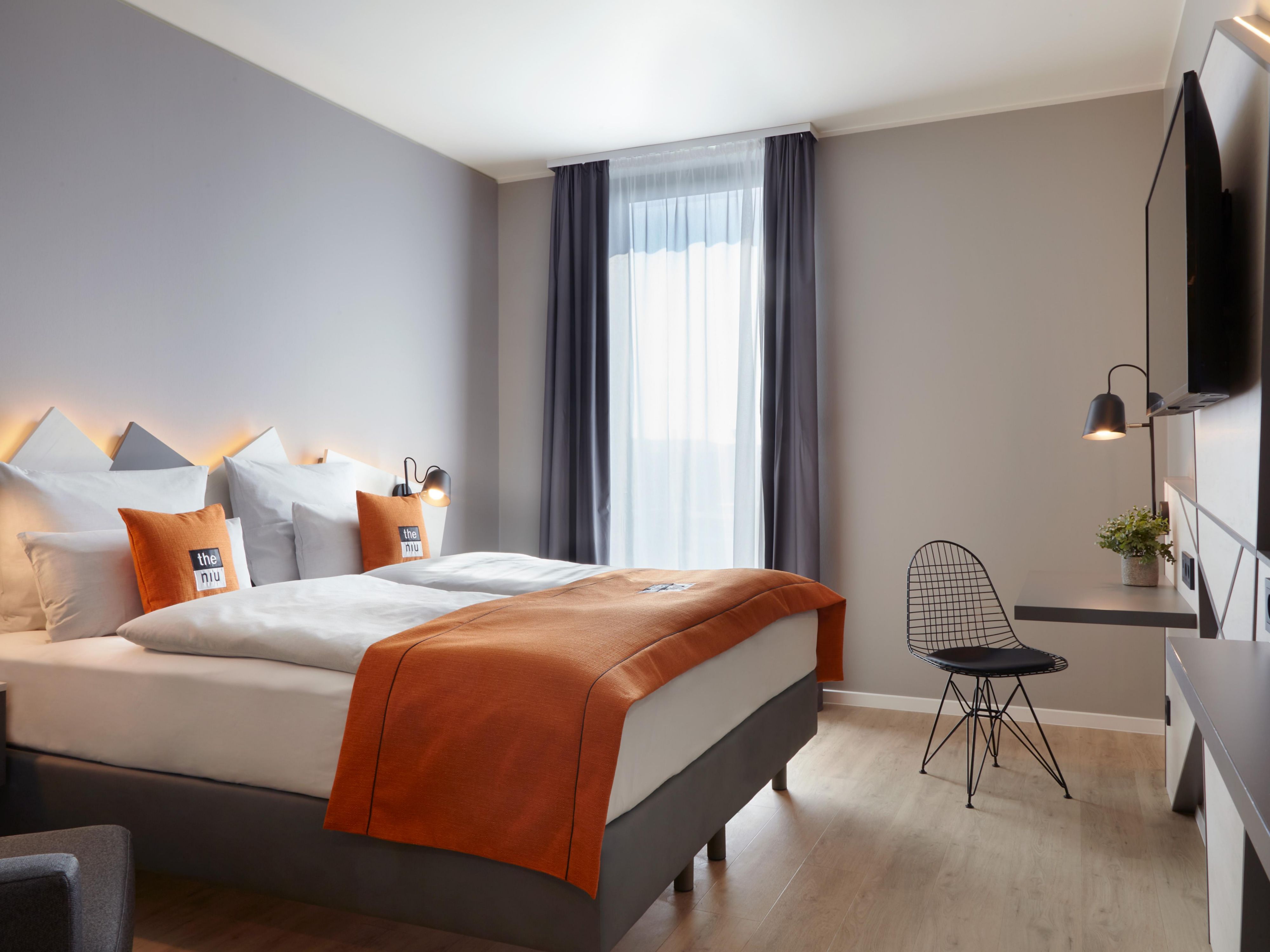Every room is equipped with individually adjustable air conditioning, ensuring a consistently pleasant atmosphere – day and night. Please note that, for added peace and quiet, the windows in all room categories are sealed.