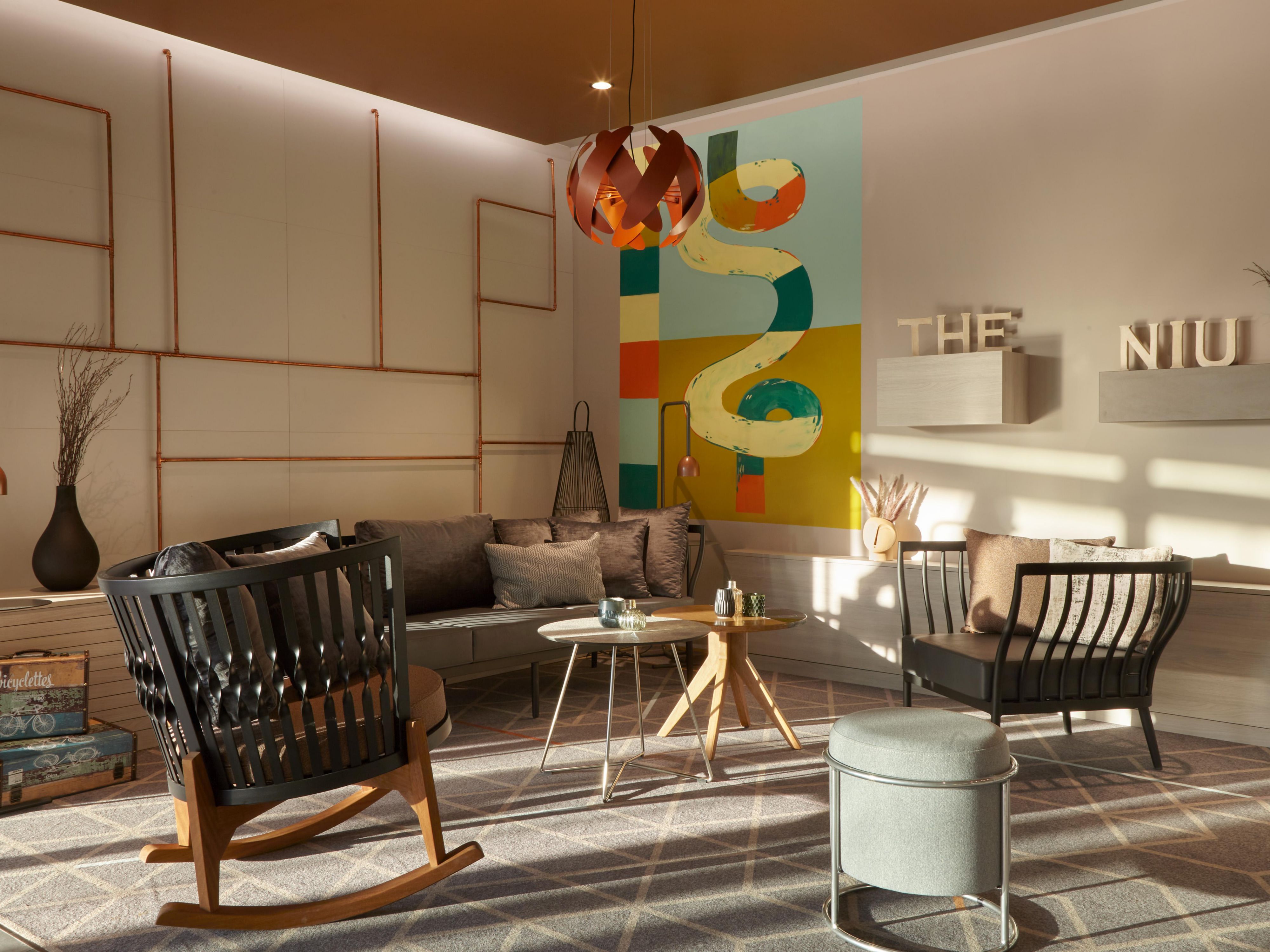 Our unique design combines stylish wooden elements and linear structures with cozy materials and colorful accents. Copper nuances in modern furniture and lamps set stylish accents. Experience the inspiring art of JU MU, which transforms our walls into fantastic, surreal worlds.