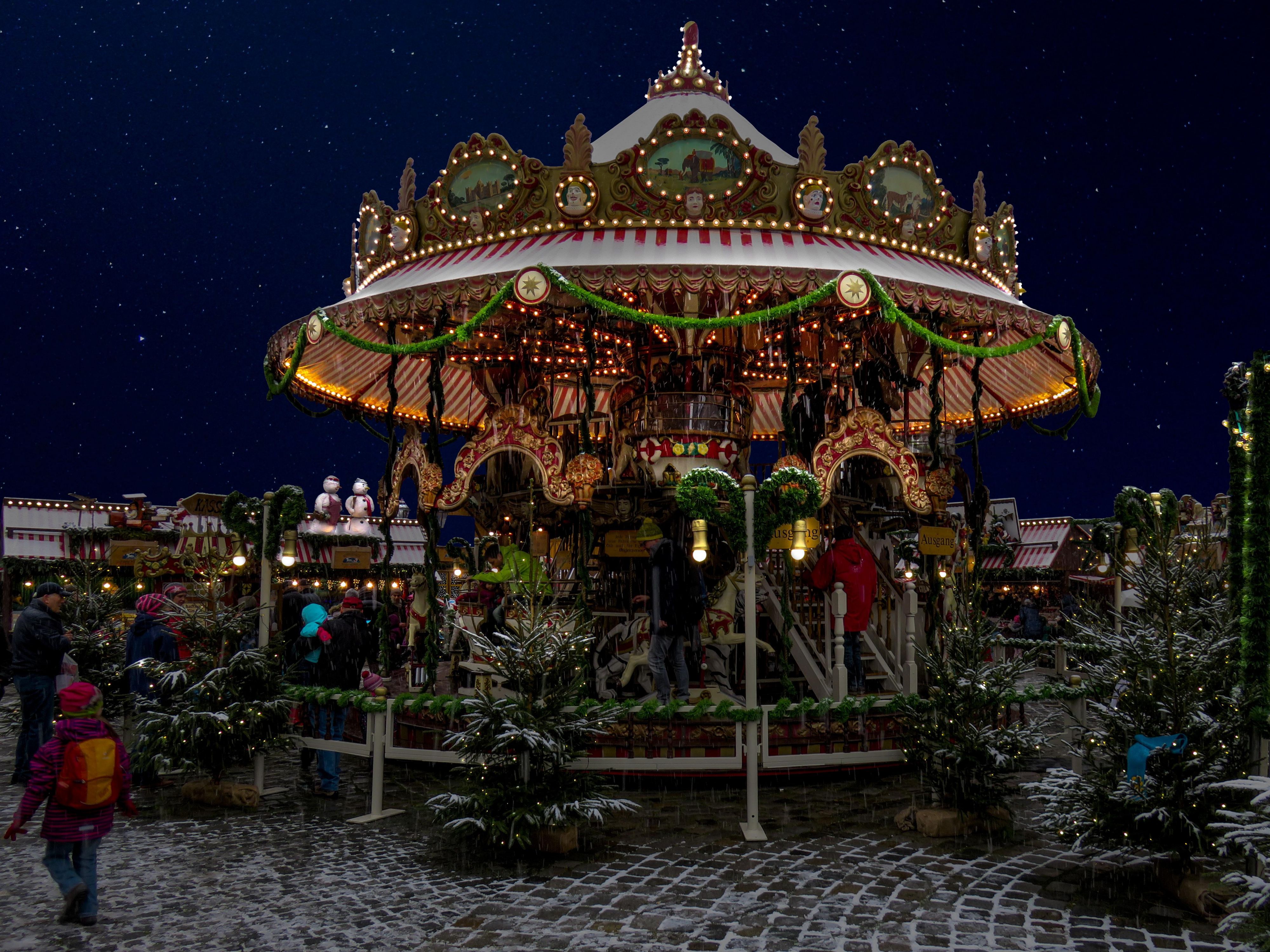 Erlangen transforms into a festive wonderland with three Christmas markets and the ice rink "Erlangen on Ice." From mulled wine aromas to sparkling lights around the Margrave’s Palace, enjoy romantic evenings, beautifully decorated streets, and Rudolph’s Christmas Express for the whole family!