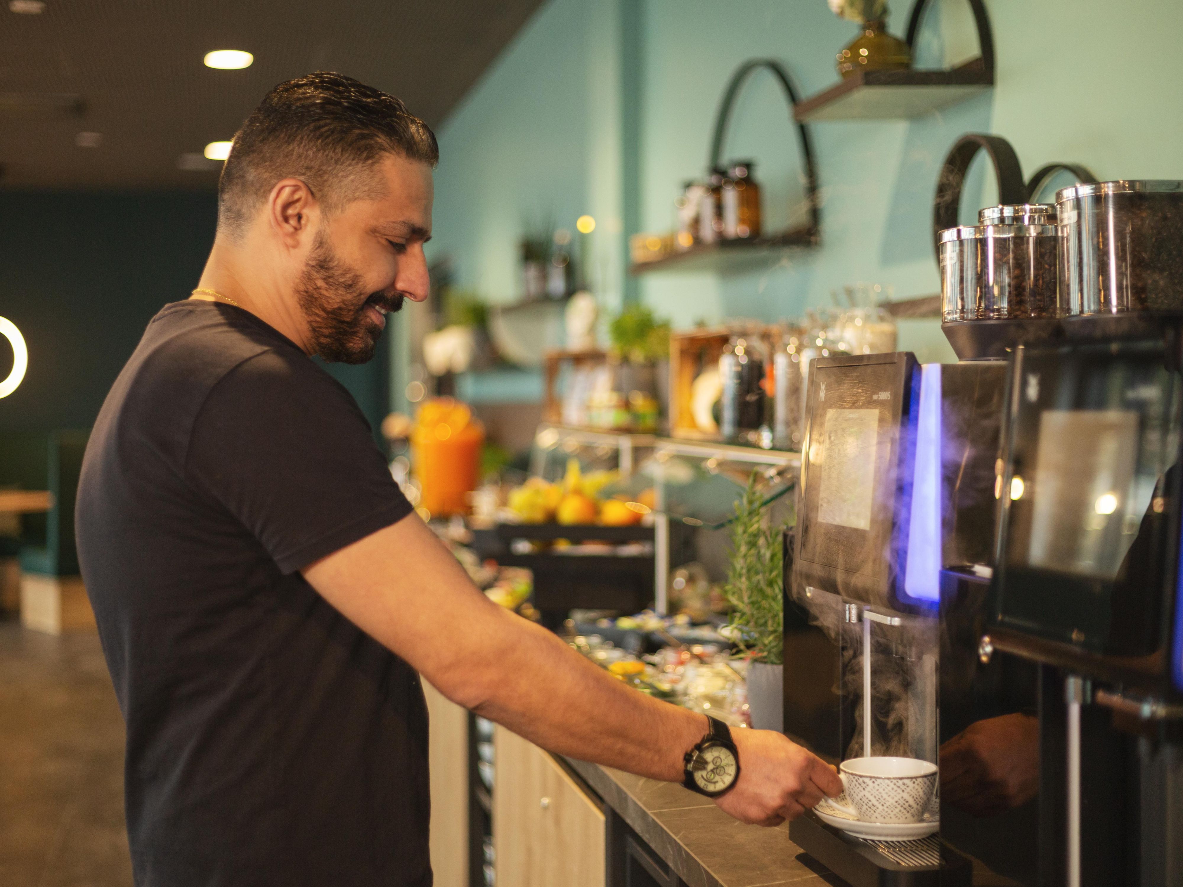 Our extensive breakfast buffet offers fresh and varied options every day for the perfect start to the day. In the evening, the lounge bar awaits you with cool drinks and small snacks. Nearby you will also find excellent restaurants that will enrich your stay with culinary delights - ideal for every taste.