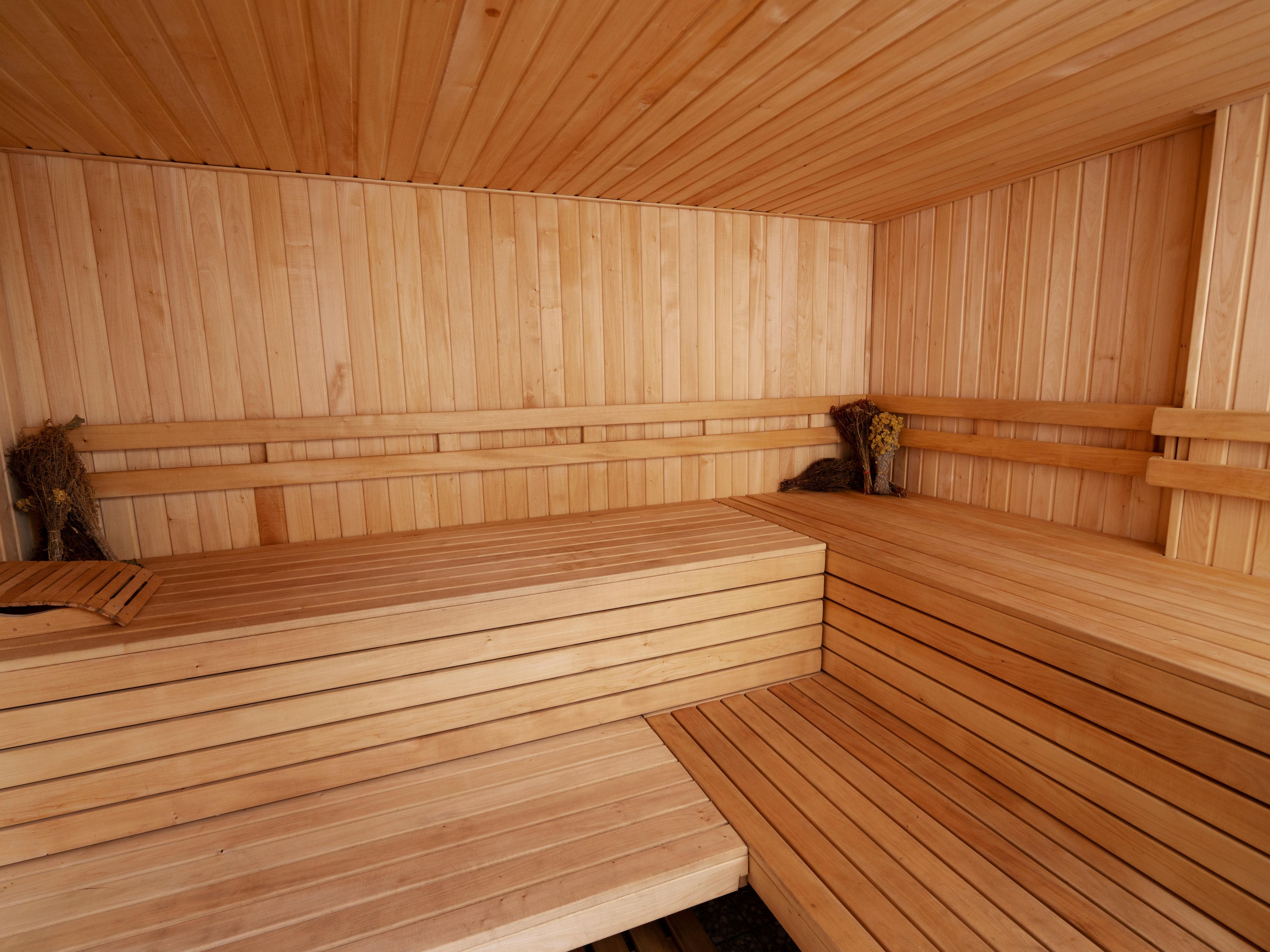 Immerse yourself in pure relaxation in our 90°C sauna. The cozy sauna room accommodates up to six people, and the adjacent relaxation room with comfortable loungers invites you to unwind after your sauna session. Towels are, of course, provided. It’s the perfect way to unwind and recharge after a long day.