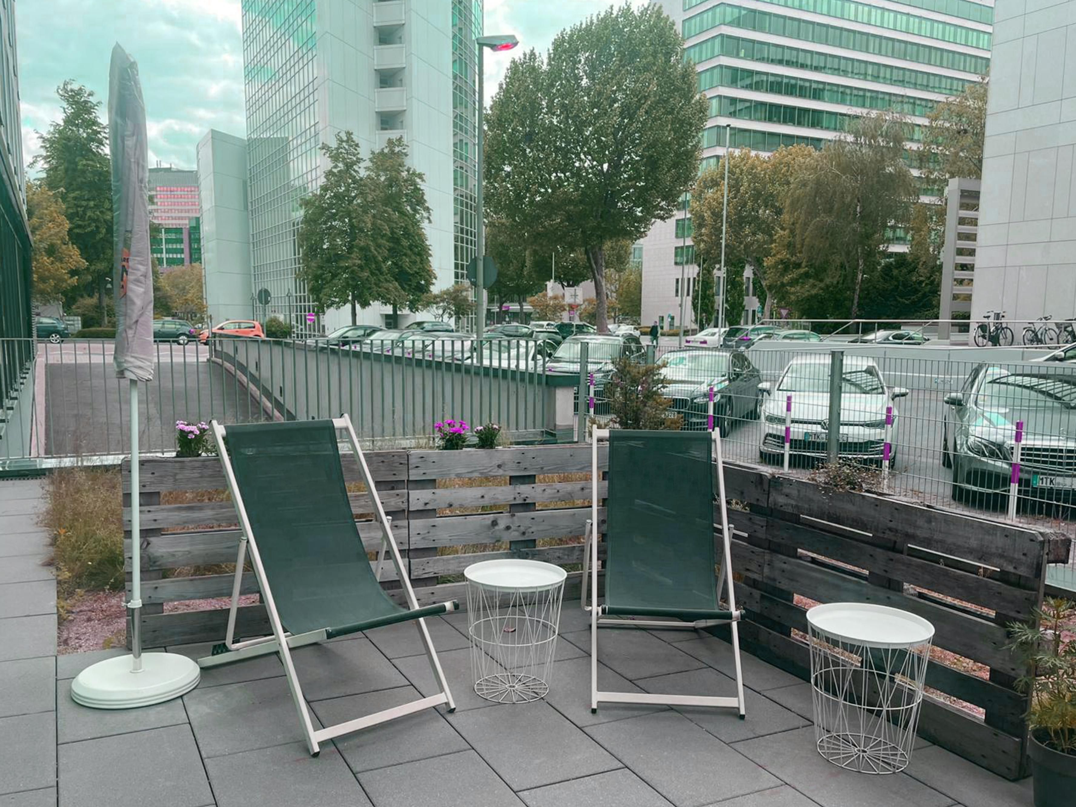 After a busy day exploring the city or a successful business meeting, our spacious terrace offers the perfect retreat. Enjoy the tranquility, relax outdoors, and reflect on the day – an ideal way to recharge your energy.