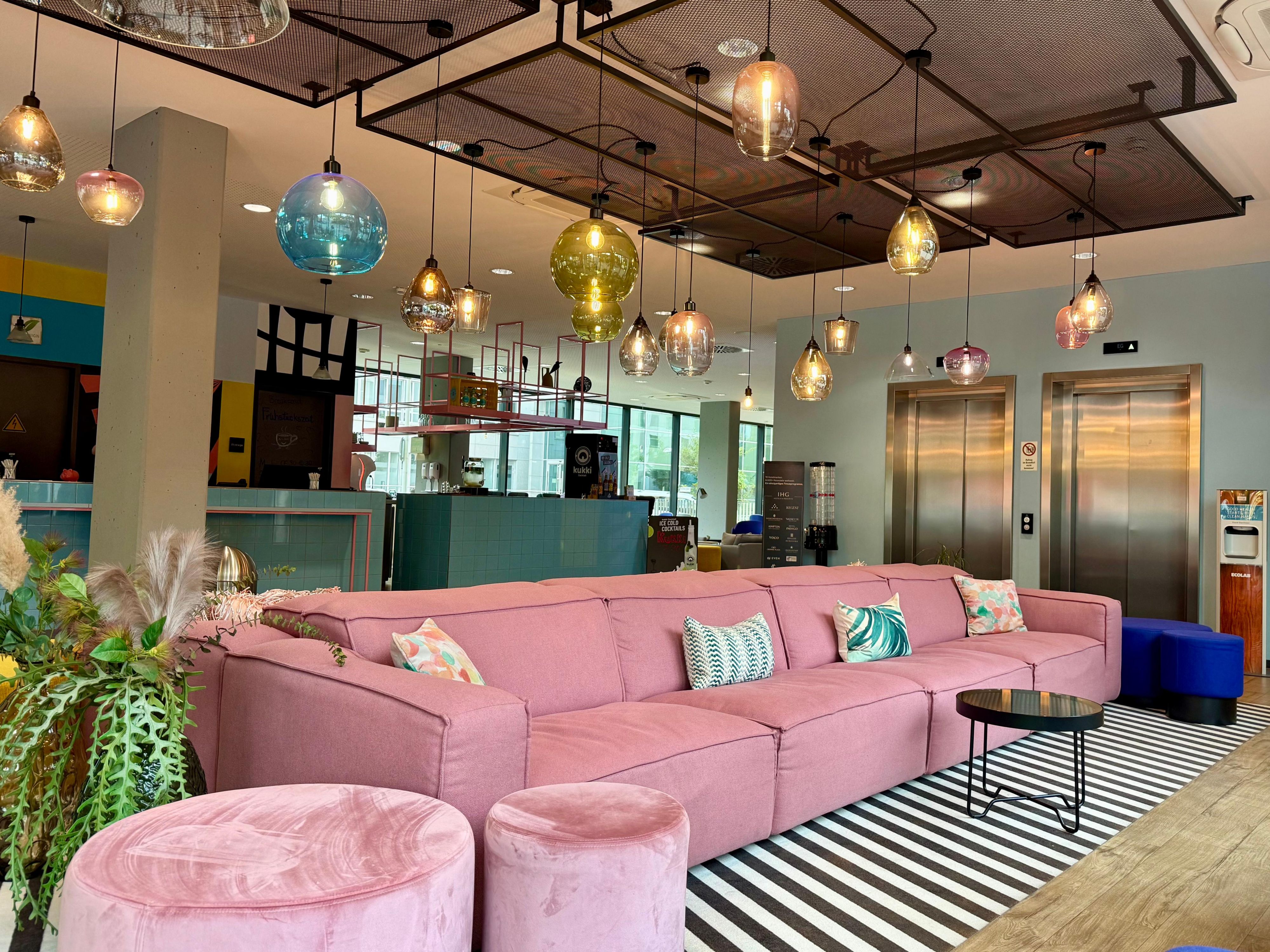 Our hotel is located in the heart of the dynamic Eschborn Sued business district – surrounded by international banks, consultancies, and corporations. With direct access to the S-Bahn, the A66 motorway, and Frankfurt Airport, it is perfectly located for business trips in the Frankfurt/Rhine-Main region.