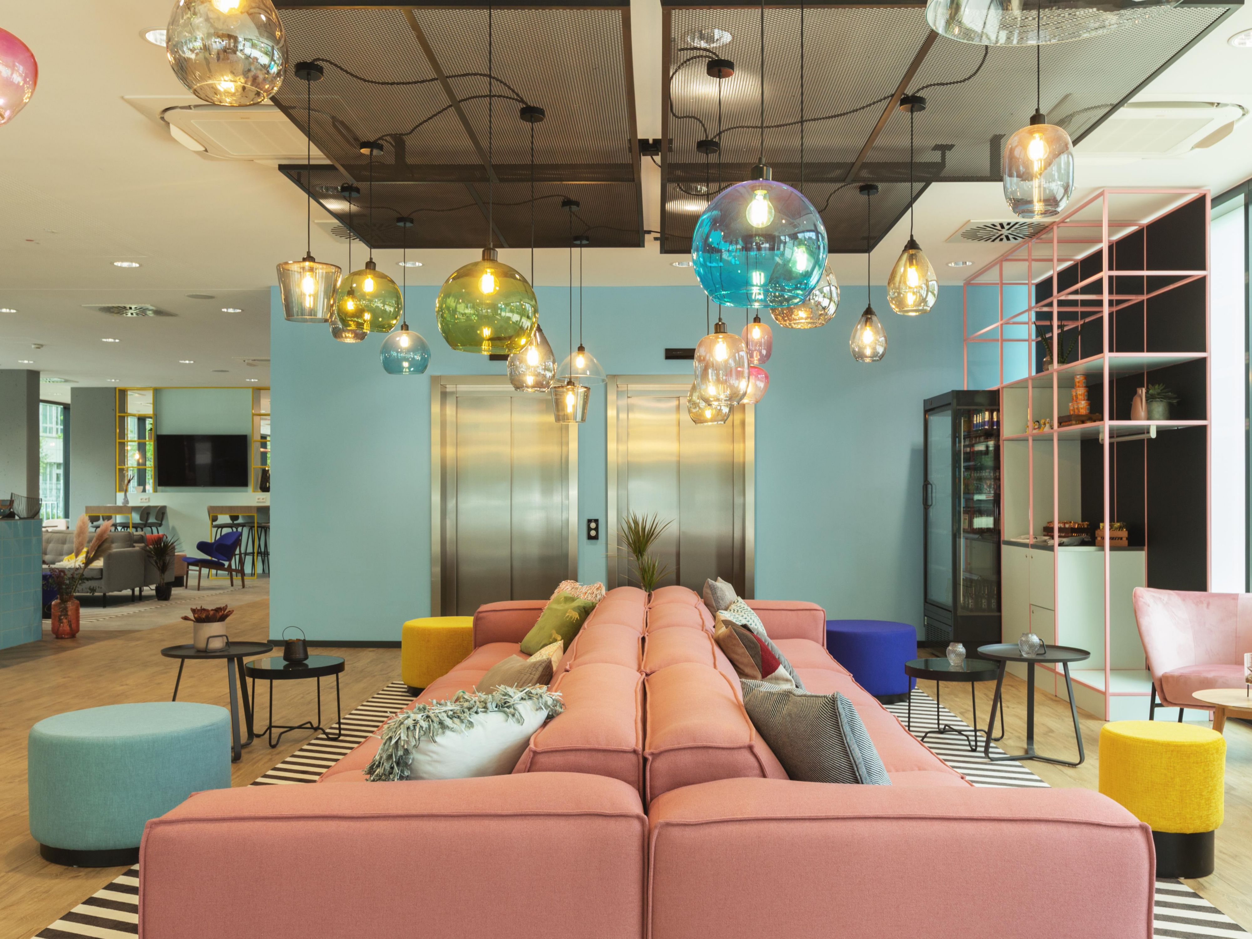 Our hotel presents itself as a suburban paradise with casual retro charm. The interior impresses with a cool soft-ice design that celebrates the timeless shapes and colours of the 50s and 60s. Purist wooden furniture and textiles with graphic prints create a unique atmosphere that invites you to linger and relax.