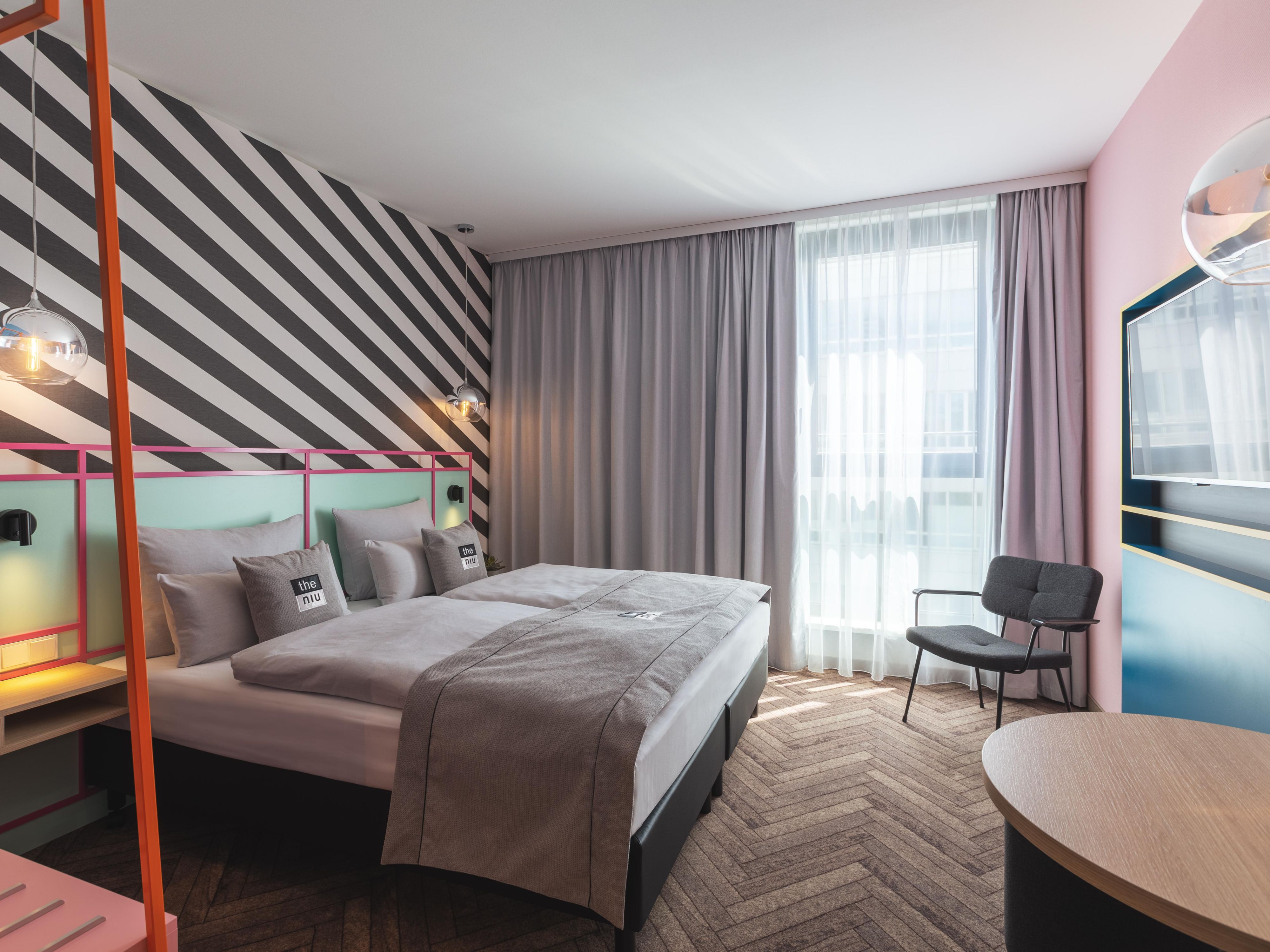 Travelling by car or plane? Our hotel in Eschborn near Frankfurt provides modern rooms and is conveniently located just a 15 minute drive from the airport. It is also close to major motorways, making it an ideal choice for a relaxing stop. Enjoy a delicious breakfast and comfortable accommodations to start your onward journey refreshed.