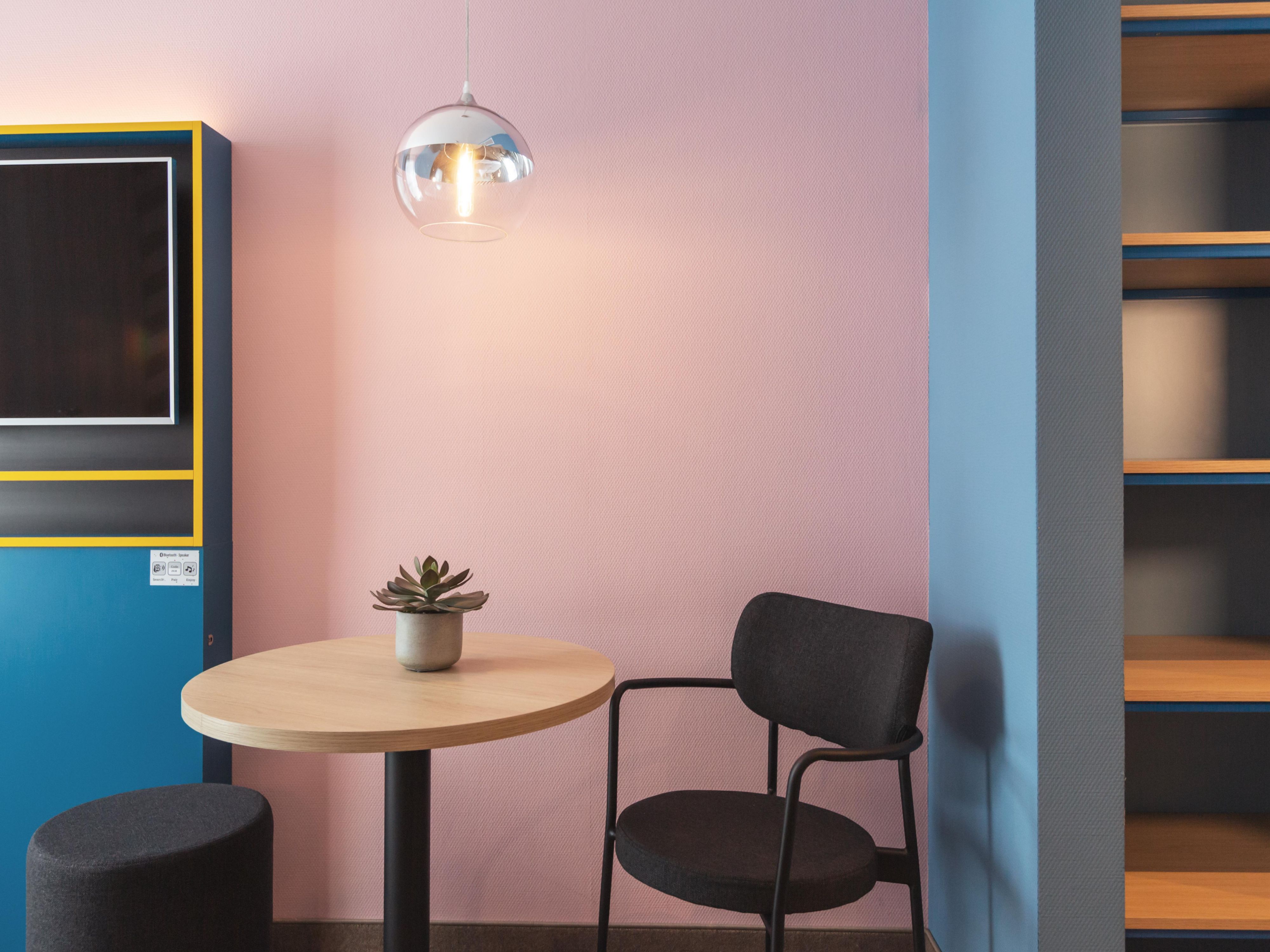 Want to listen to your favourite radio station, your own playlist or the latest news in the morning? Then connect your smartphone to the sound system in your room. After all, your own morning-routine is still the best.