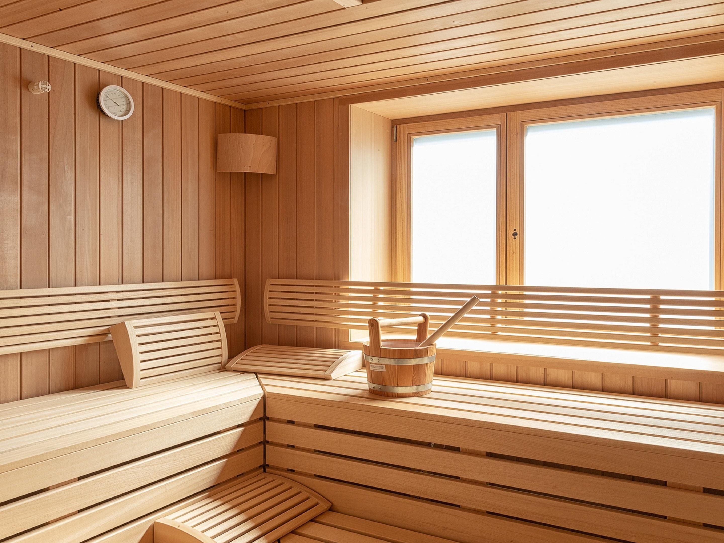 Immerse yourself in pure relaxation in our 90°C sauna. The cozy sauna room accommodates up to six people, and the adjacent relaxation room with comfortable loungers invites you to unwind after your sauna session. Towels are, of course, provided. It’s the perfect way to unwind and recharge after a long day.