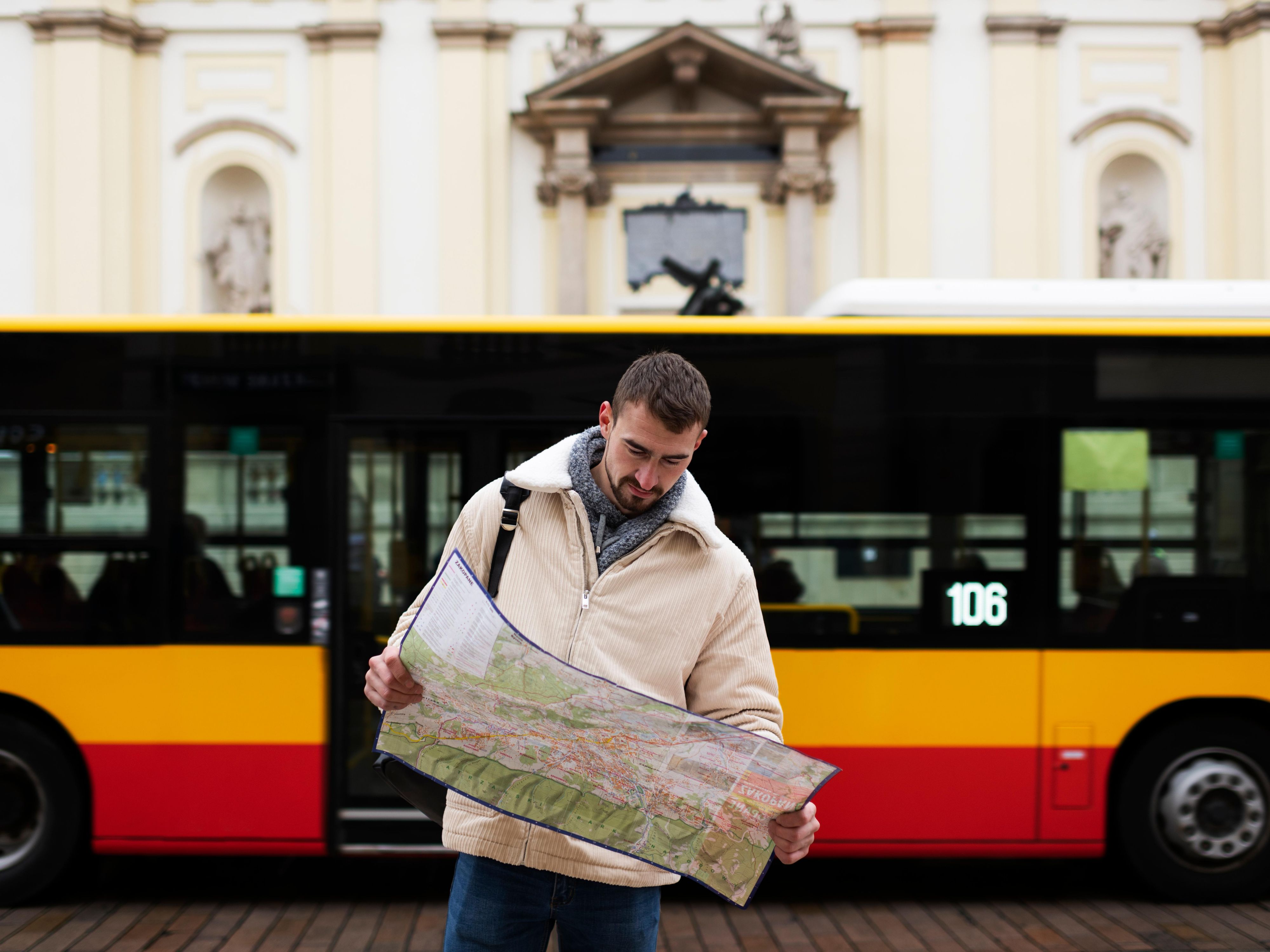 Only 900 m from the central station and 300 m from Bismarckplatz underground, you’re well connected throughout Essen. Parking is limited, but public transport makes getting around easy. Kettwiger Straße, the city’s main shopping street, is just a short walk away.