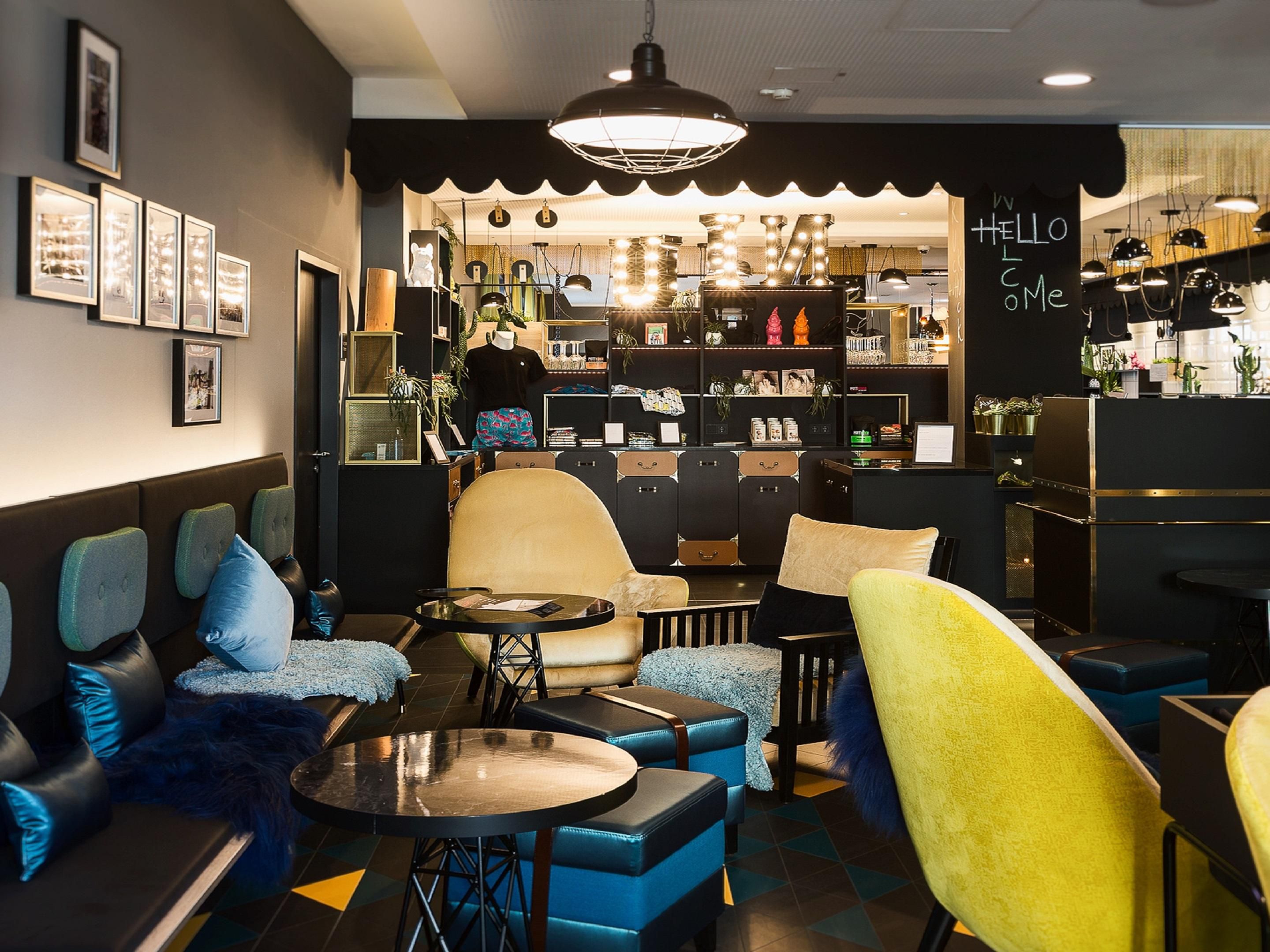 Our Living Lobby is bright, cozy and inviting - ideal for relaxing or working. With numerous power sockets, USB ports and free high-speed WiFi, it offers the perfect co-working space. Whether you want to retreat, meet with others in a relaxed atmosphere or network - we have the perfect place for you.