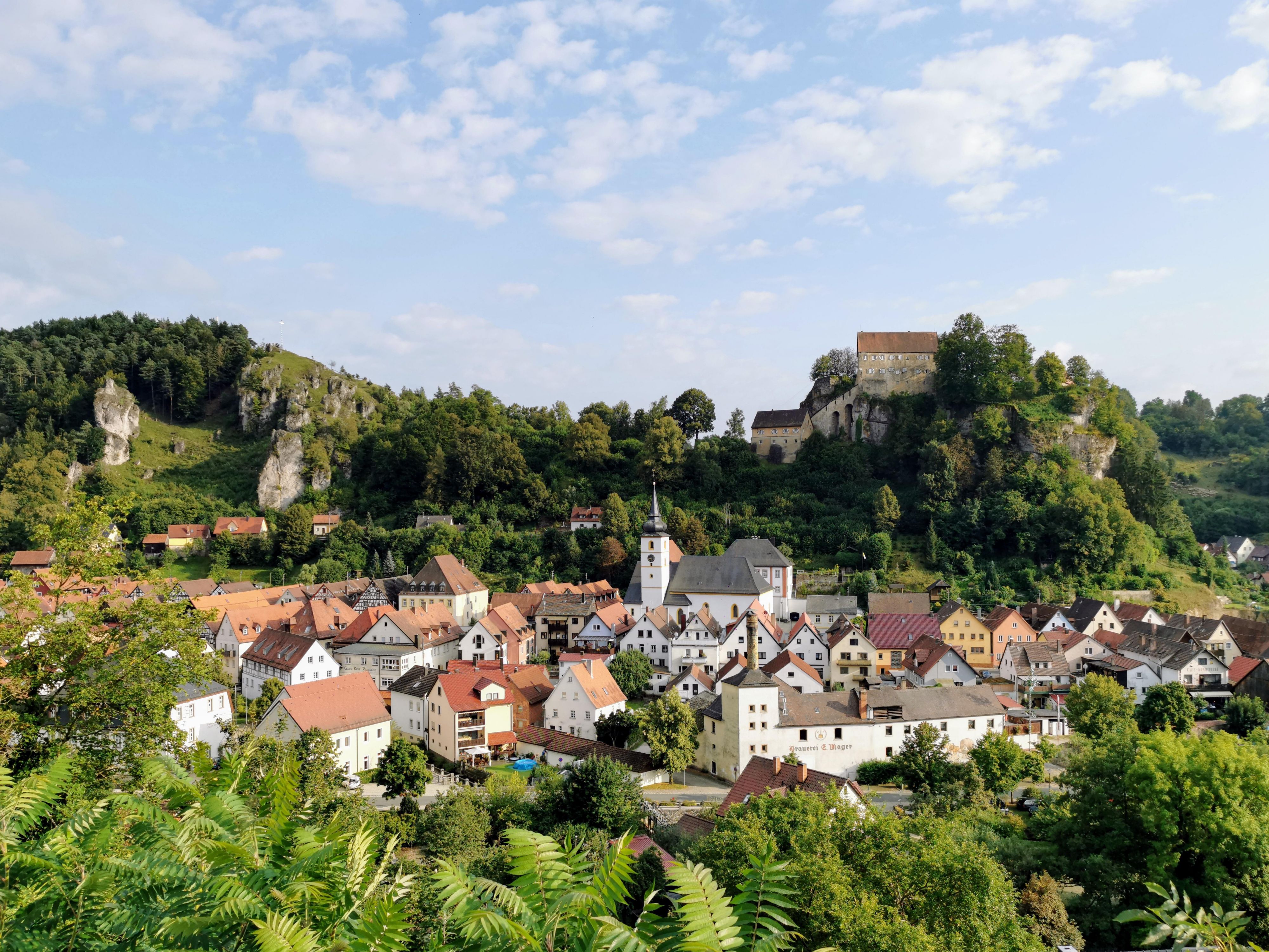 Discover the best of the region! From Forchheim, you can easily explore Bamberg’s UNESCO heritage sites, the vibrant city of Nuremberg, historic Bayreuth, and the stunning landscapes of Franconian Switzerland. Whether culture, nature, or adventure – your next great experience is just a short trip away!