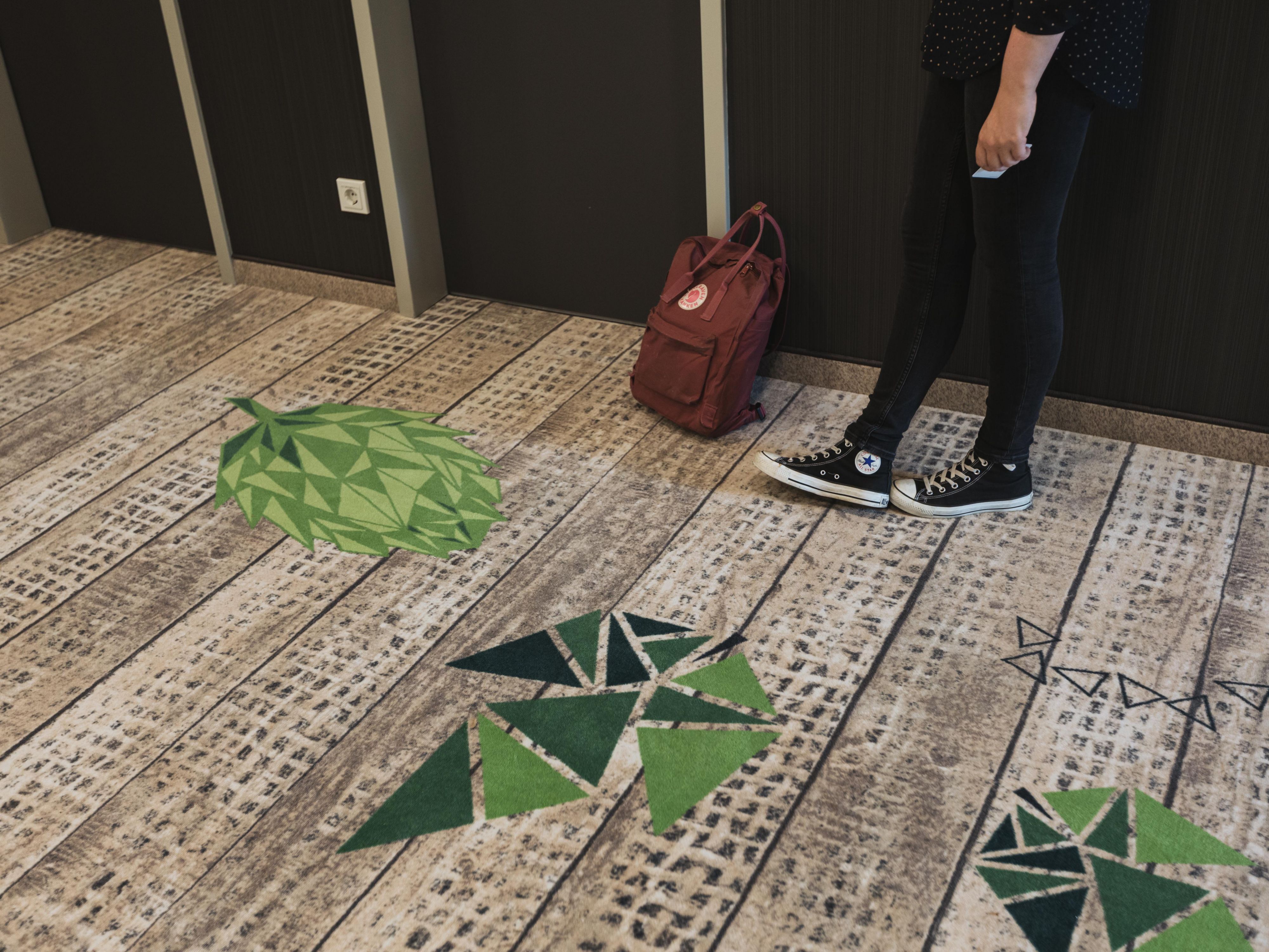 Im Holiday Inn - the niu, Hop wird fränkische Biertradition zu Kunst: Wandmalereien, grafische Muster und verspielte Hopfendetails verleihen den Räumen Charakter und Farbe. Stilisiert, kreativ und liebevoll umgesetzt, hier wird Braukultur zu einer inspirierenden Story. Ein lebendiger Aufenthalt mit Persönlichkeit.