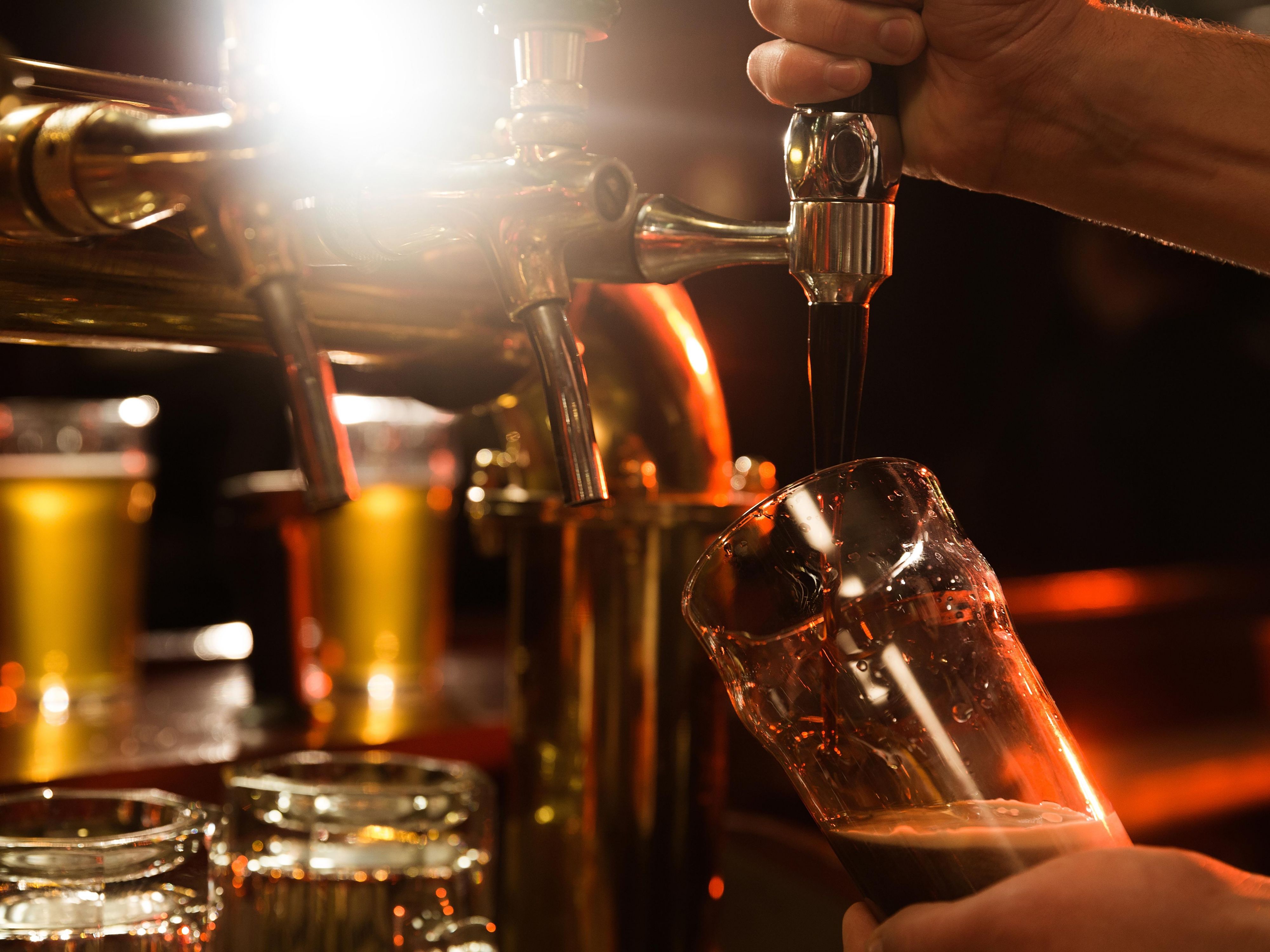 Frankfurt’s Bahnhofsviertel captivates with its vibrant dining scene and exciting nightlife. From trendy restaurants and bars to unique clubs, diversity and culture come together here. Our hotel, located in the heart of the district, is the perfect starting point for your exploration.