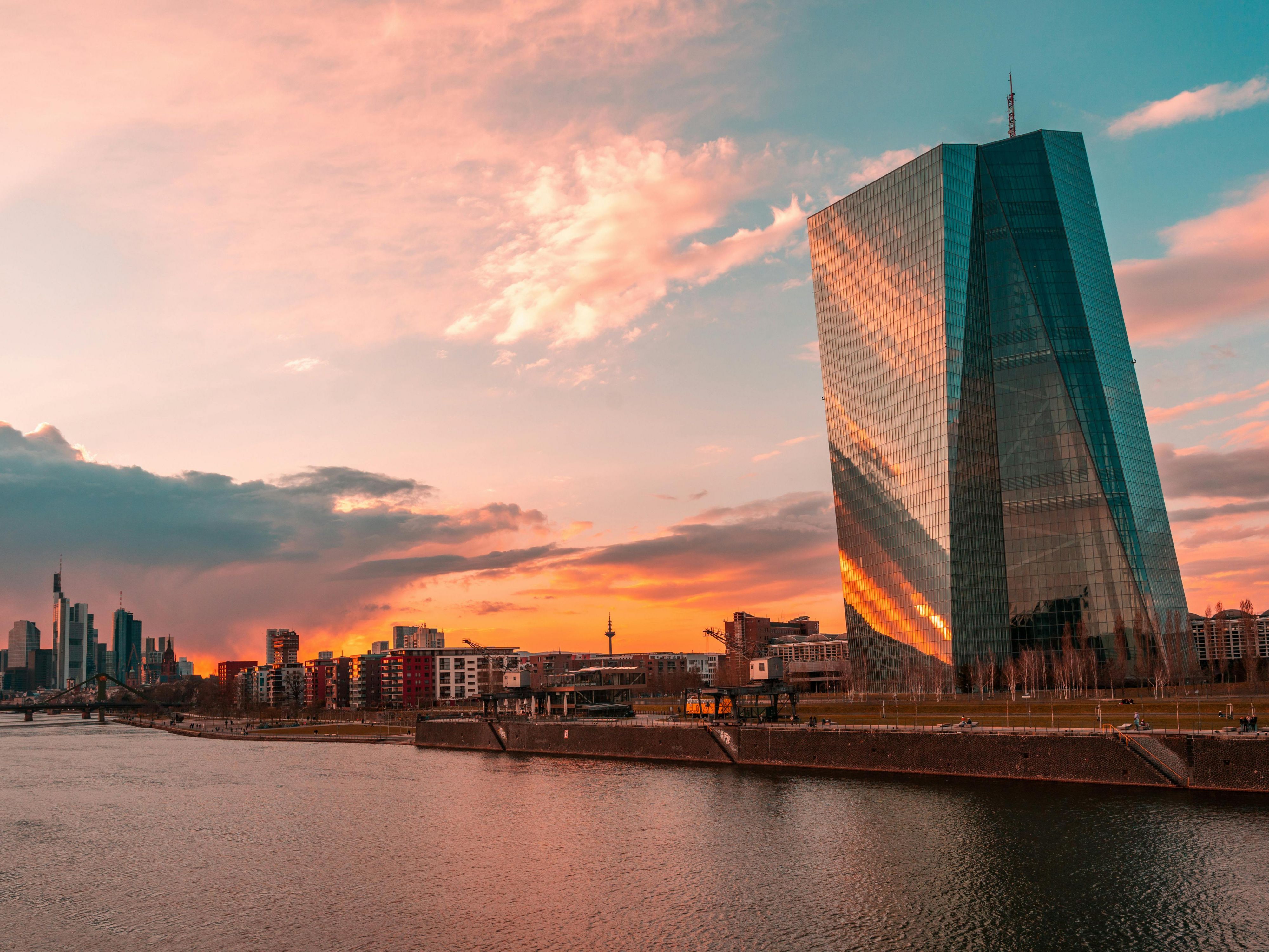 Our hotel in Frankfurts Ostend (Eastend) is ideally located, right next to the European Central Bank and just a few steps from Hanauer Landstrasse. Surrounded by companies, banks and agencies, you benefit from short distances to business meetings.