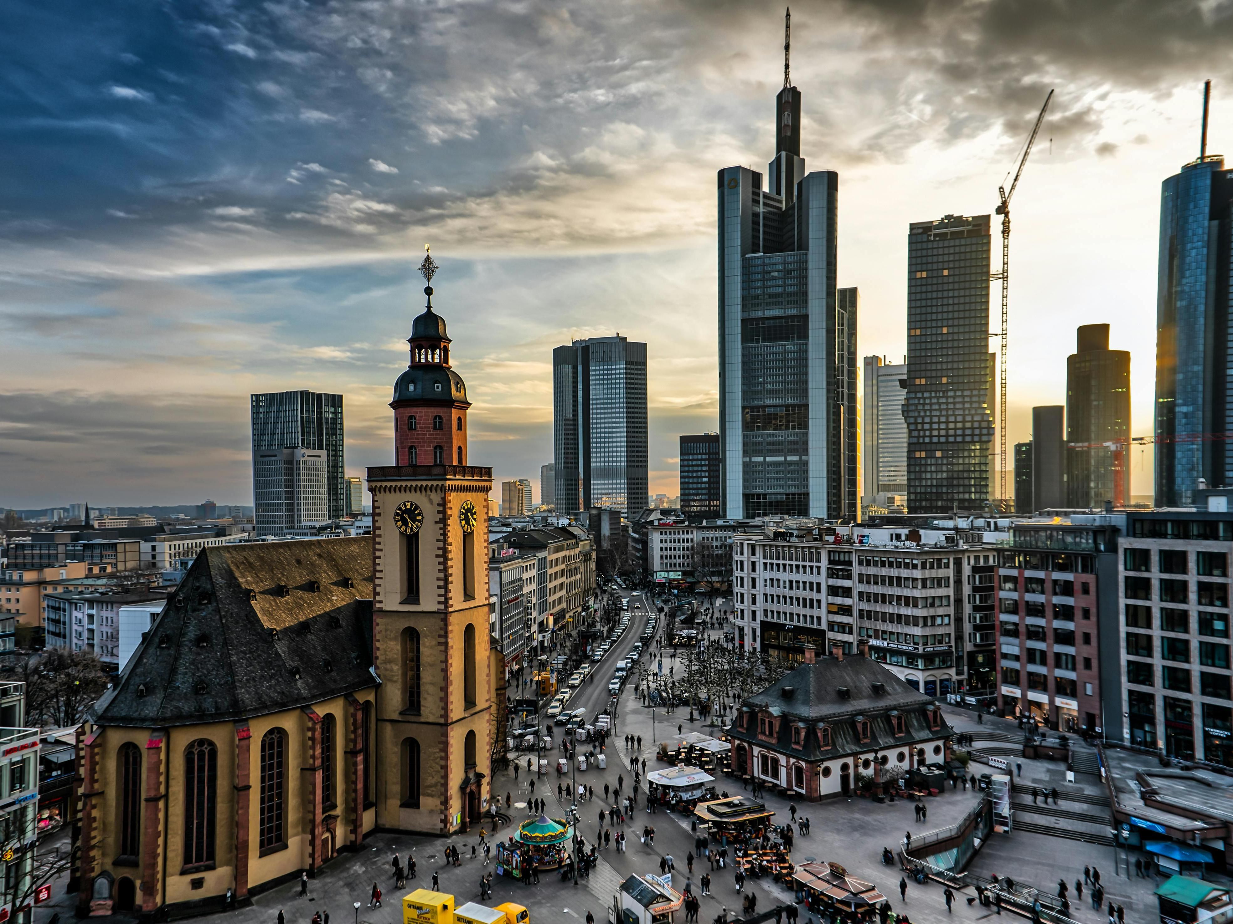 Discover the best of Frankfurt with ease. The tram stops right in front of our hotel and takes you within minutes to the trade fair center, Festhalle, Skyline Plaza shopping cenre, main station and from there to the vibrant city center of the Main metropolis.