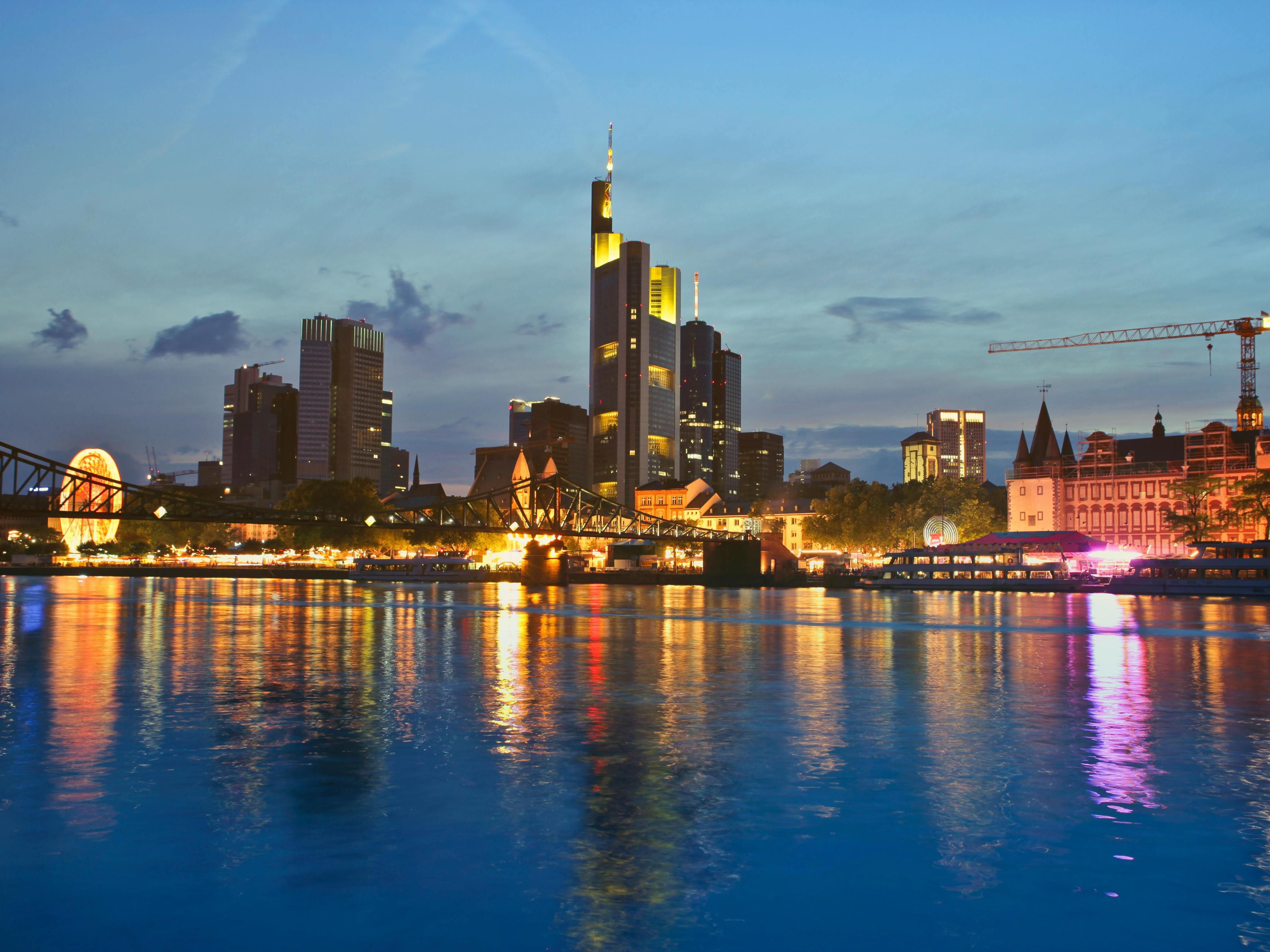 The popular fair in Frankfurt takes place from 1 to 4 August 2025, featuring rides, live music, and culinary delights for all ages. A true highlight with the amazing skyline as its setting! Stay at our centrally located Holiday Inn the niu, Charly Frankfurt City.
