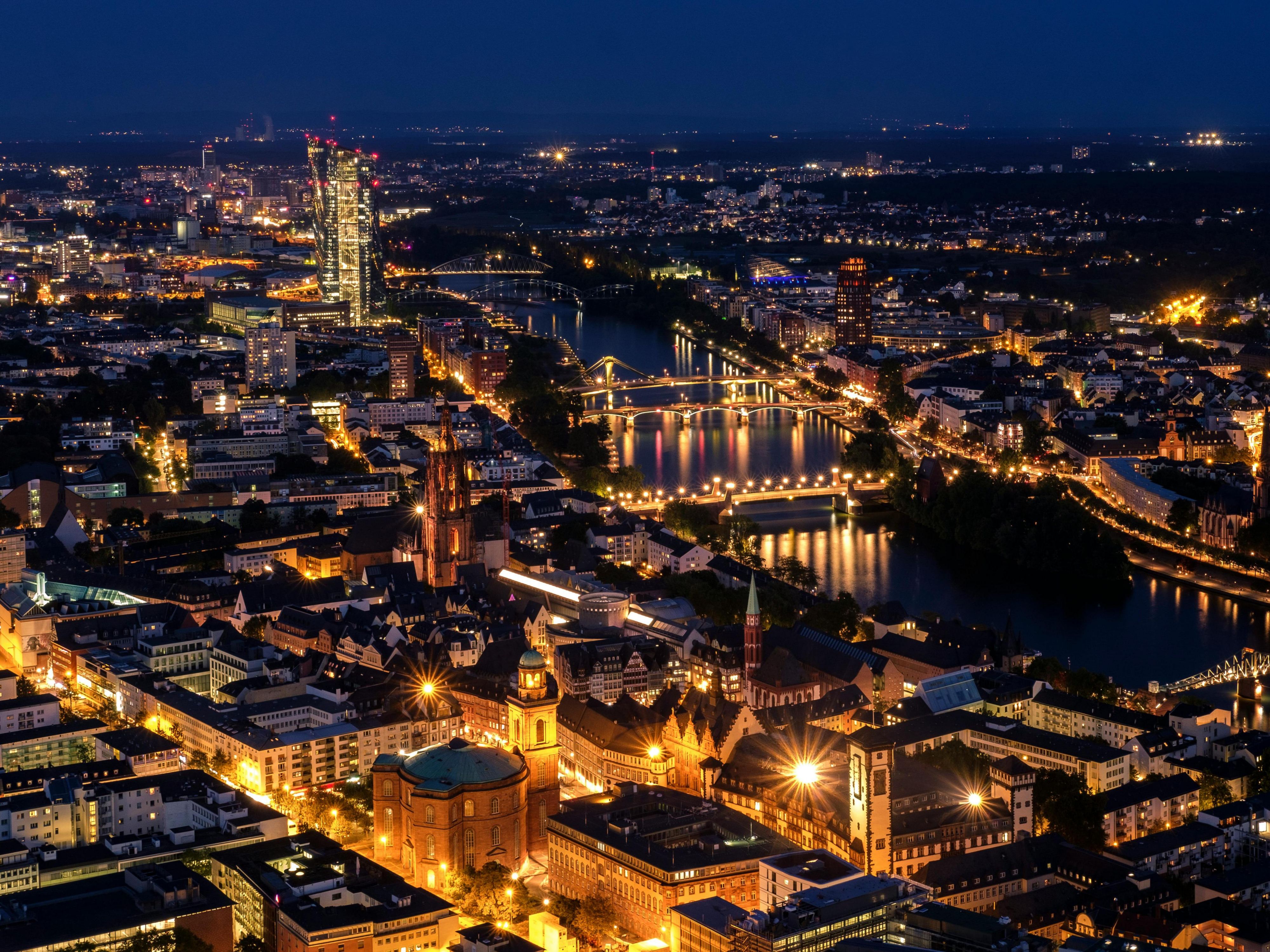Vom 29. bis 31. August 2025 erwarten Sie am Museumsufer Ausstellungen, Live-Musik, Kleinkunst und Straßenkünstler. Das Highlight ist ein Feuerwerk vor der Frankfurter Skyline. Übernachten Sie konfortabel in unserem stylischen Holiday Inn - the niu, Coin Frankfurt Ostend, nahe am Mainufer gelegen – perfekt für Ihr Kulturwochenende am Wasser!