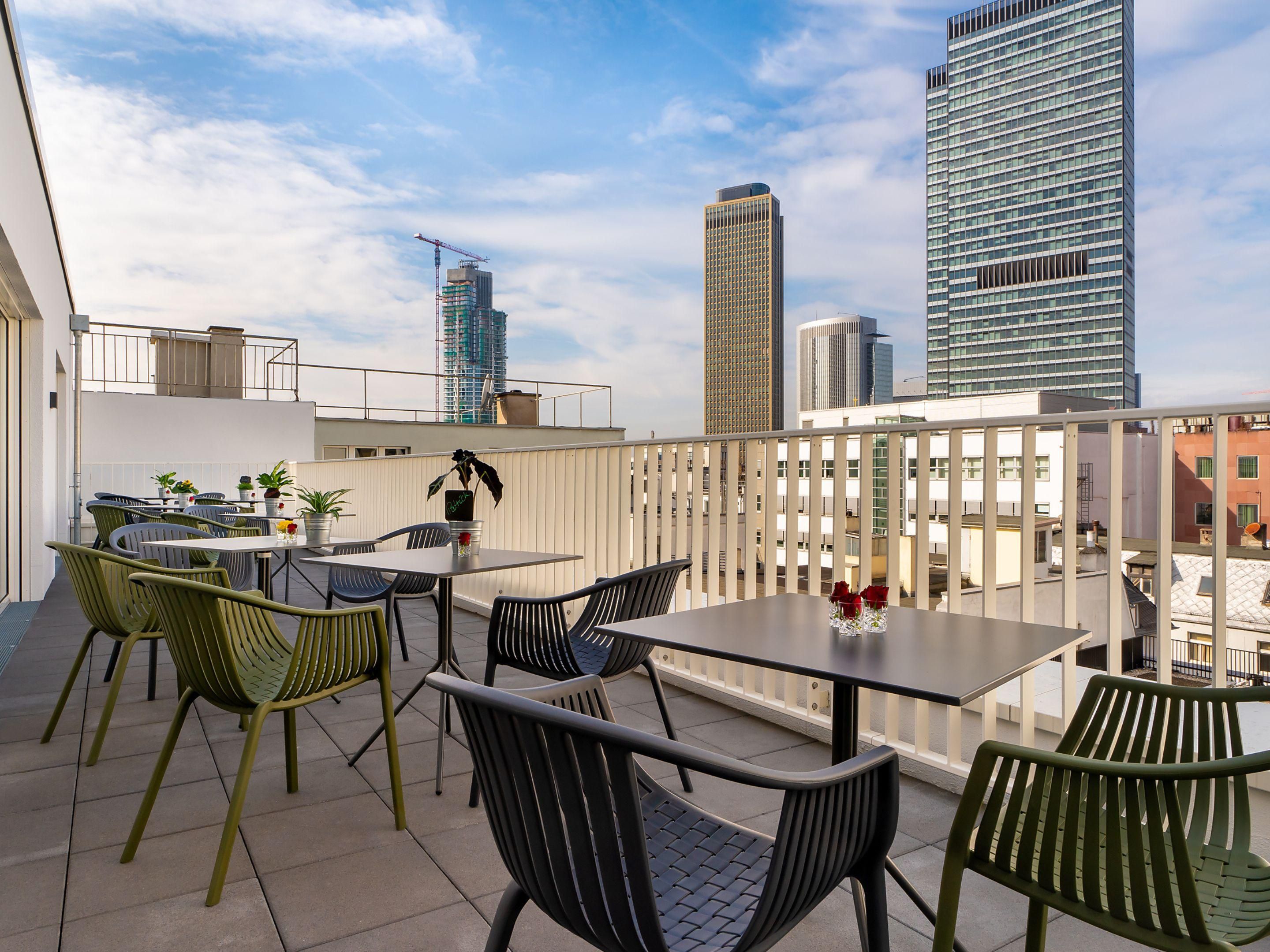 Are you planning an unforgettable event with stunning views of the skyscrapers in Frankfurt? Our exclusive rooftop location with a terrace offers the perfect setting for events with catering and buffet for up to 30 people. Whether a corporate celebration, family gathering or party with friends enjoy a unique atmosphere high above the city.