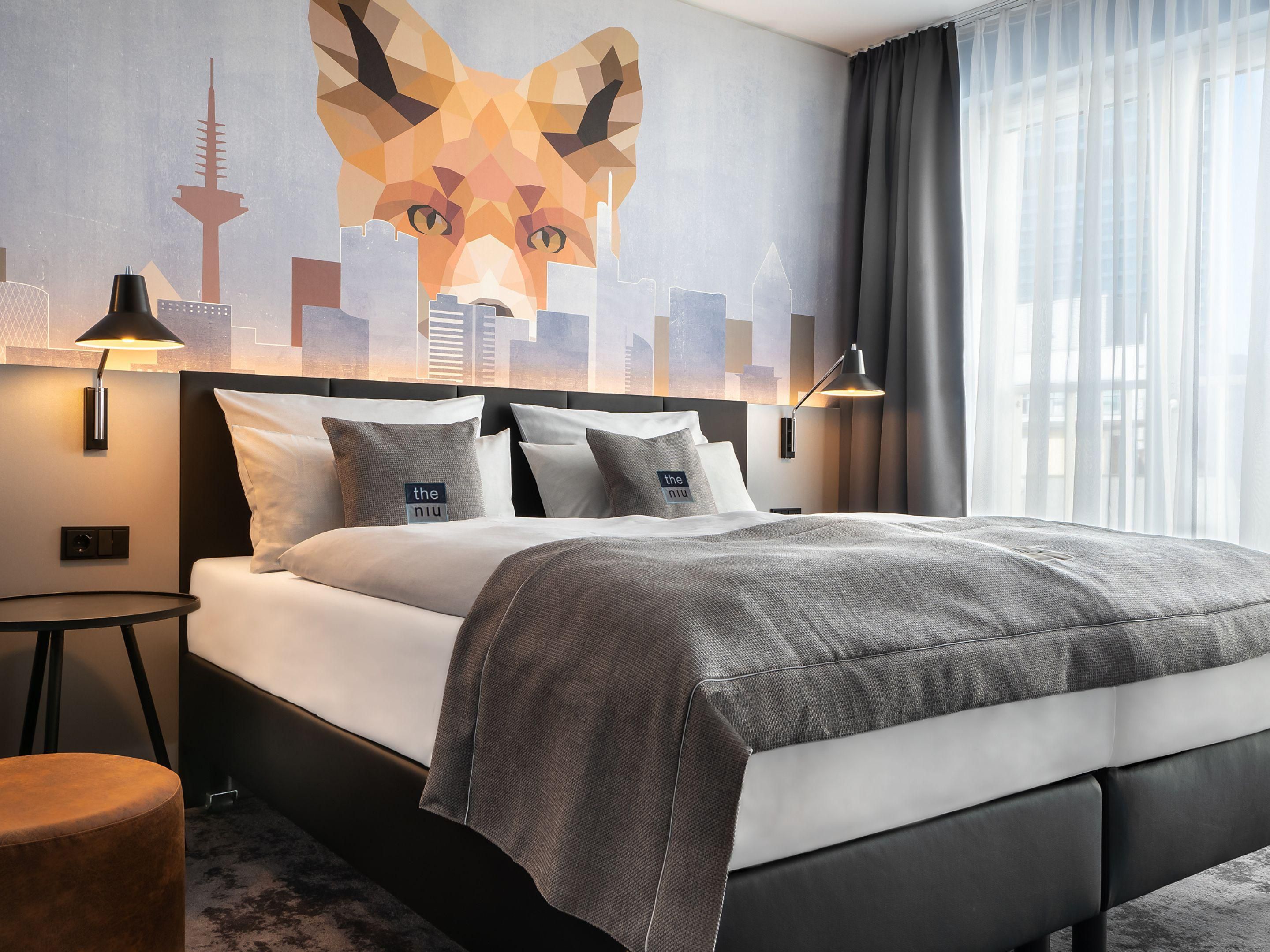 Perfect for parents with kids: Our modern hotel at Frankfurt Central Station offers 10 comfortable connecting rooms for your stay in the metroplis with its greatskyline. A special highlight: Children up to 12 years enjoy free breakfast ... with a view over the rooftops of the city.