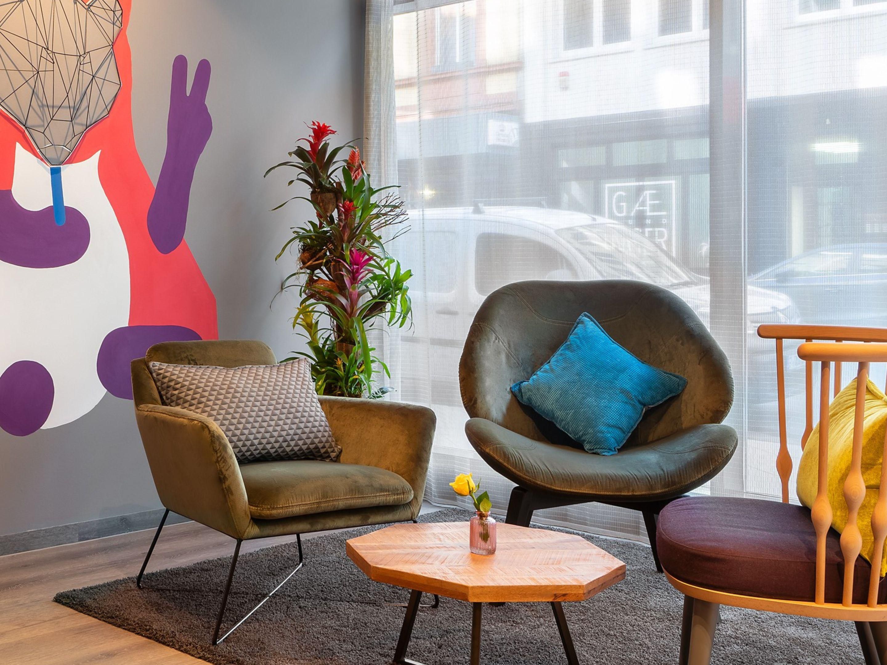 Our design concept combines Hessian cosiness with modern skyscraper flair and Scandinavian design. Light wood, leather and an elegant colour concept characterise the ambience. Artist Nils Kasiske, alias ‘Studio Topie’, interprets Frankfurt in a humorous and colourful way, giving the hotel a cosmopolitan atmosphere.