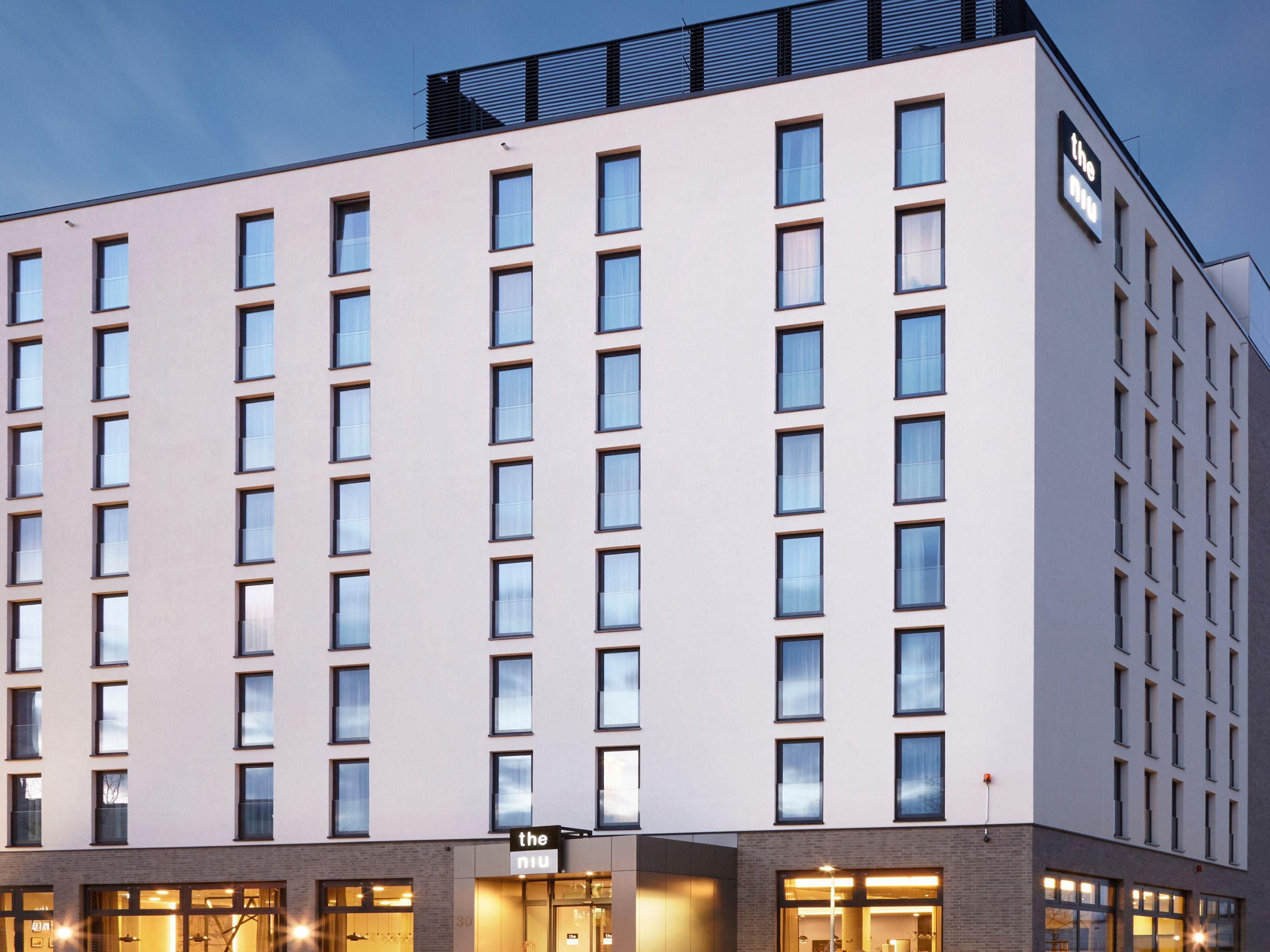 Conveniently located near Frankfurt Fair, Festhalle, and the Westend – the heart of the Central Business District. Perfect for business, events, and city trips. With excellent transport links, the fairgrounds, banking district, city center, and Alte Oper are all quickly accessible.