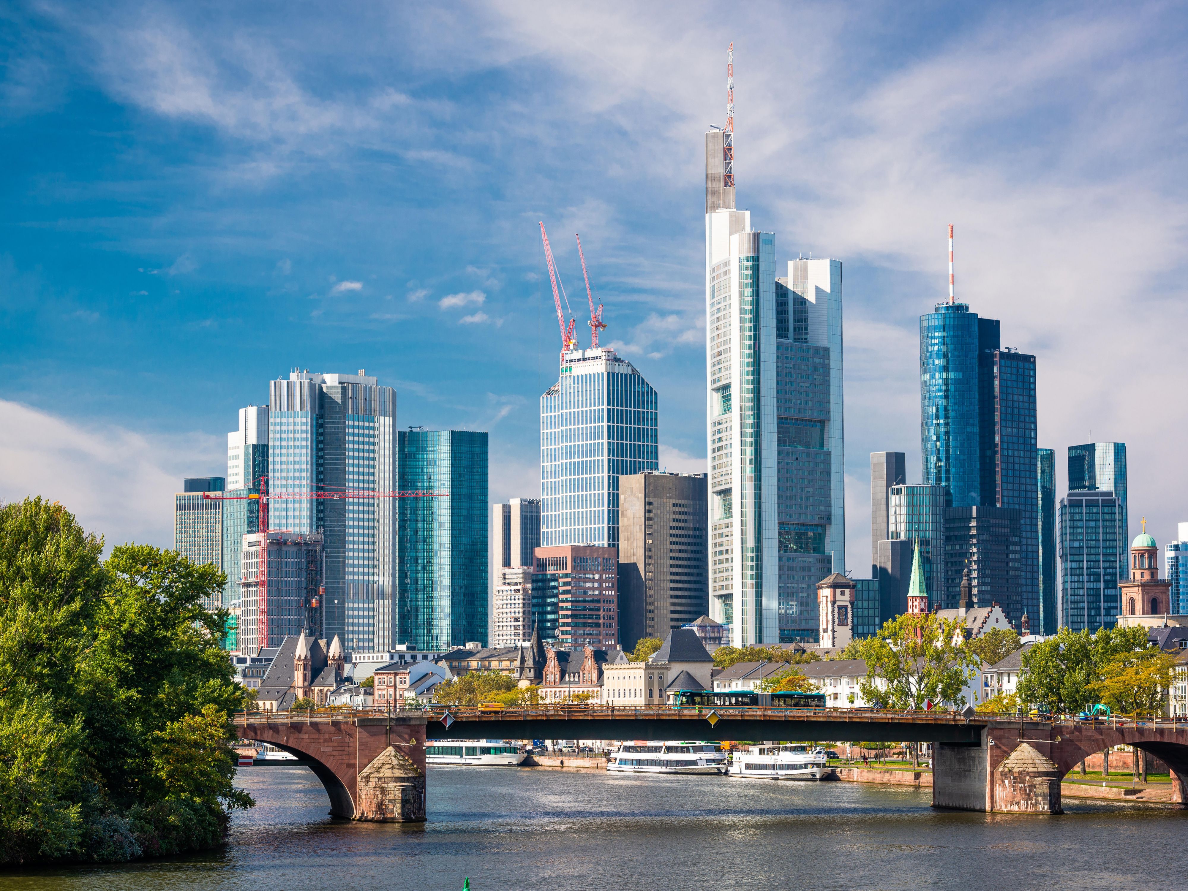 Das Holiday Inn the niu Coin Frankfurt Ostend punktet durch seine zentrale Lage in Frankfurt. Die Europäische Zentralbank und der Hafenpark sind nur wenige Gehminuten entfernt, und die Nähe zum Mainufer lädt zu entspannenden Spaziergängen ein. Idealer Ausgangspunkt für Städtereisen oder Geschäftsaufenthalte, mit modernem Design und urbanem Komfort
