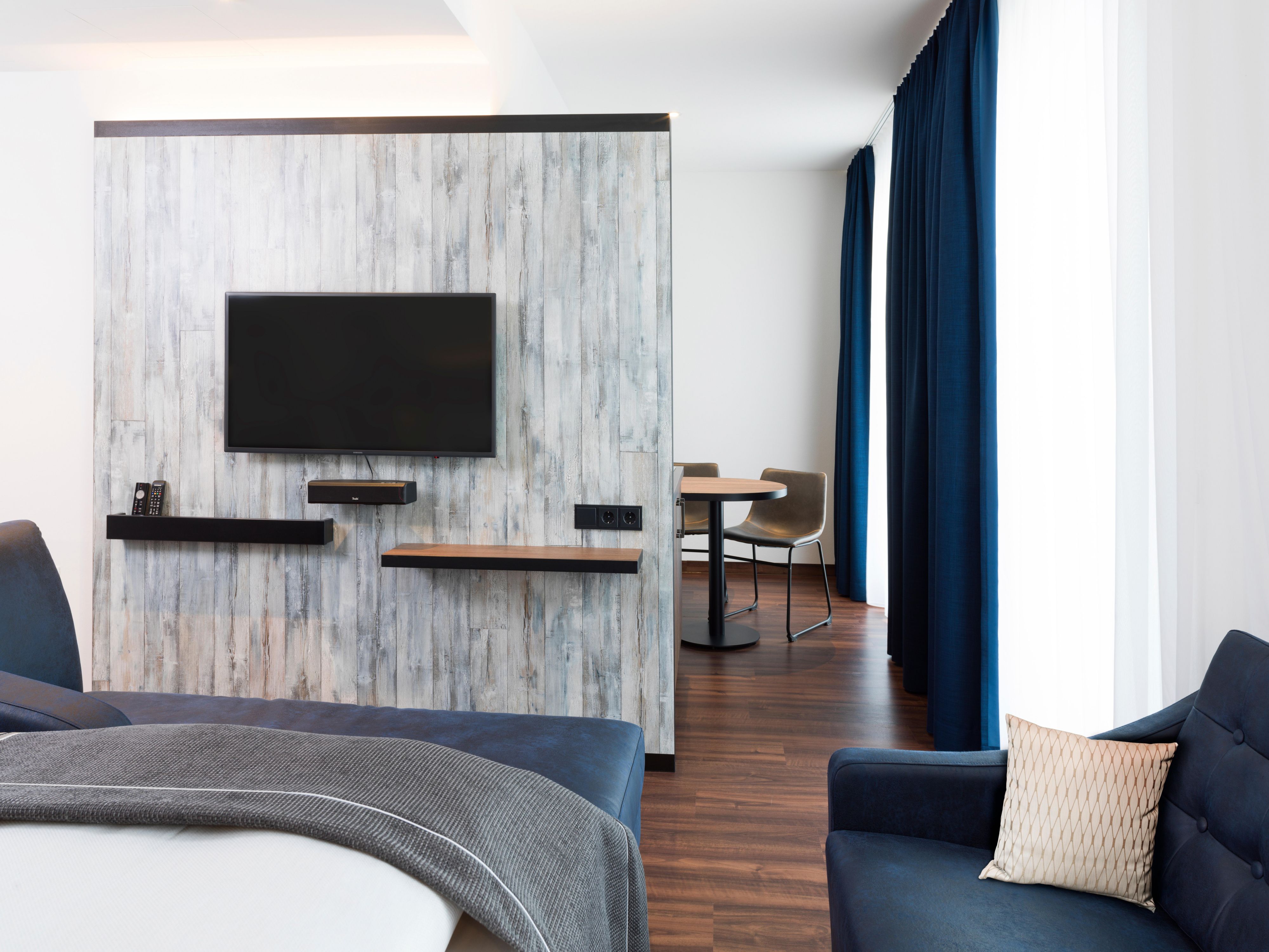 Do you like listening to your favourite radio station, your own playlist or the latest news in the morning? Then simply connect your smartphone to the sound system in your room. After all, your own wake-up routine is still the best.