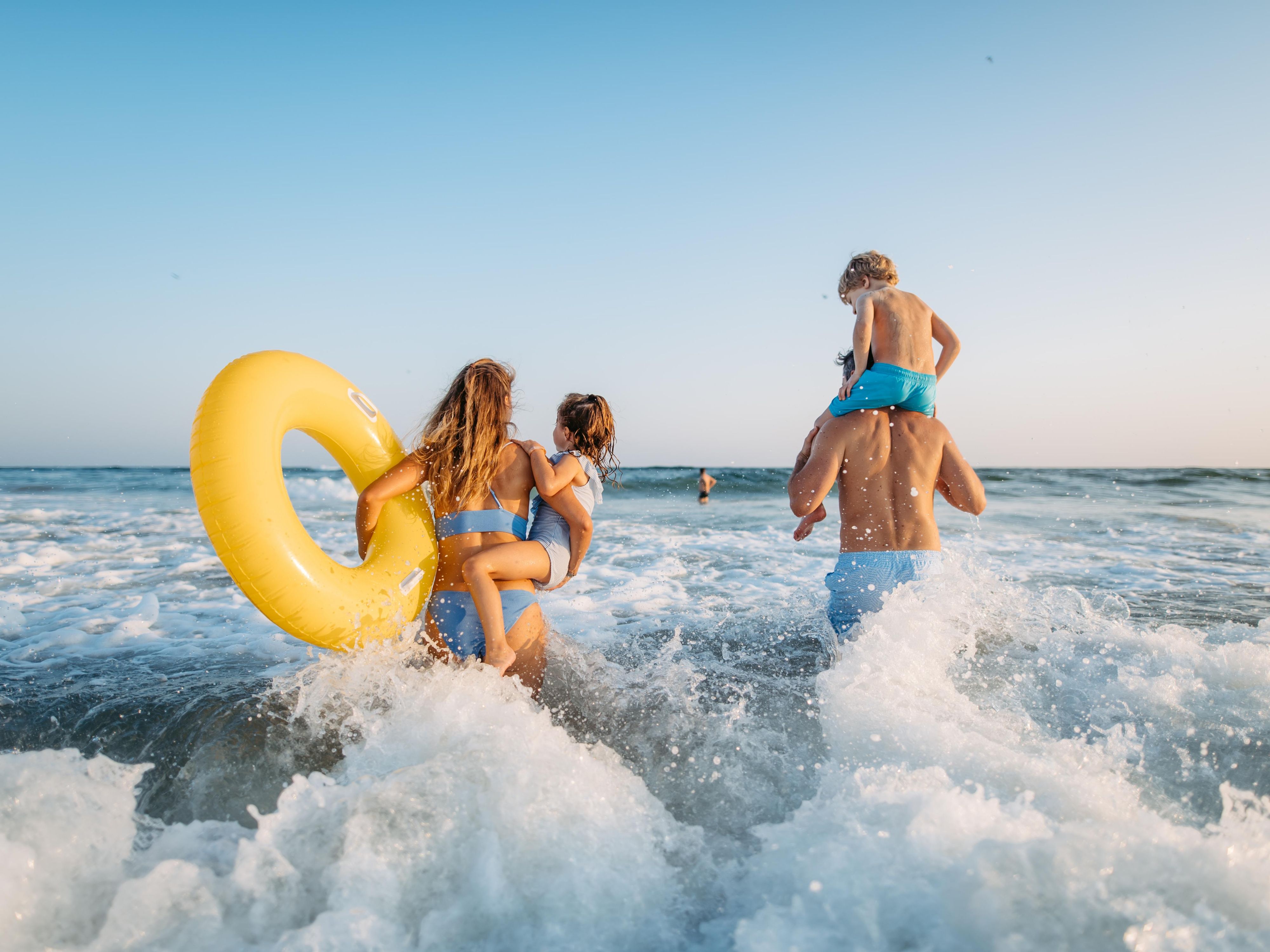 Stay with us and enjoy easy access to Haarlem’s top summer spots. Relax on nearby Bloemendaal Beach or Zandvoort Beach, both perfect for sunbathing and swimming. Explore the beautiful Zuid-Kennemerland National Park with its dunes and wildlife, or rent a bike and discover scenic routes along the North Sea coast. Ideal for sunny summer days!