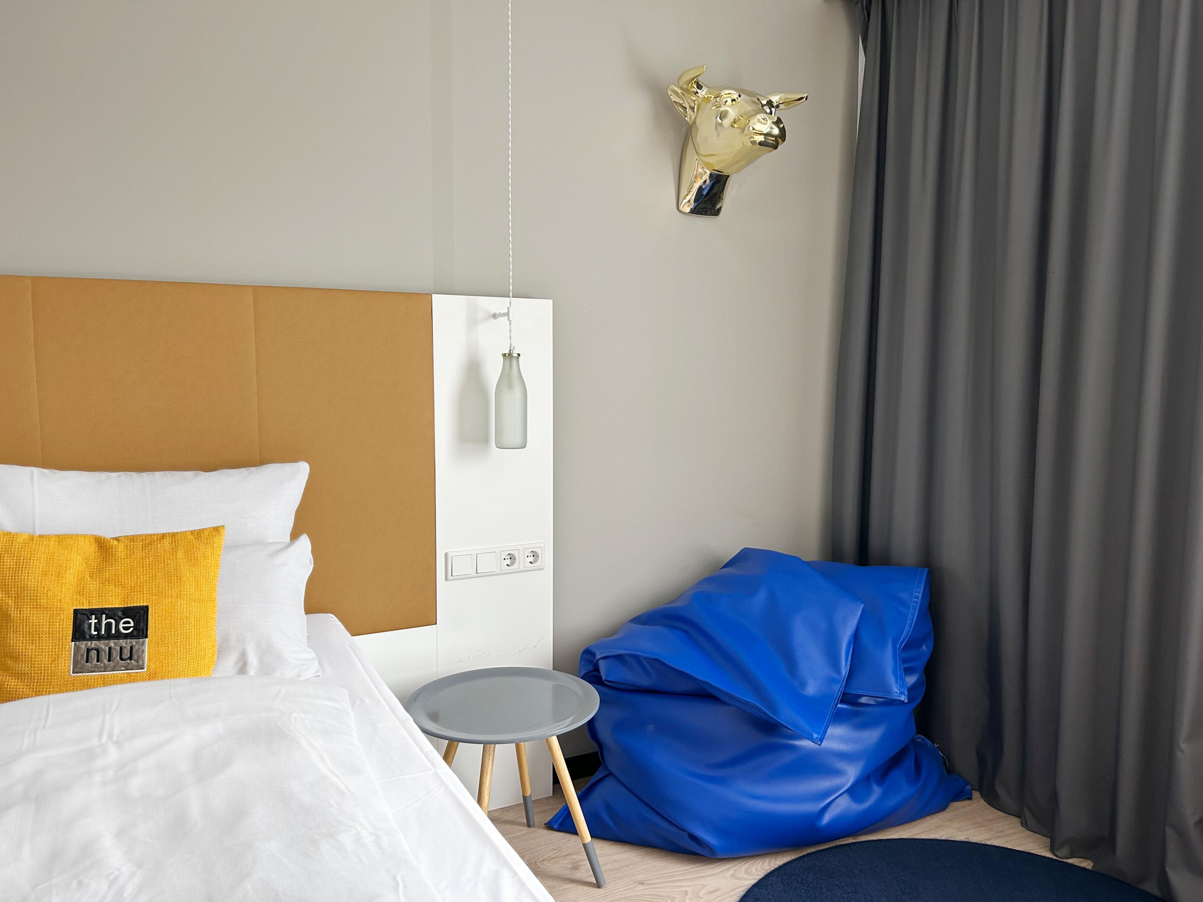 The hotel's design combines tradition and modernity. Inspired by the former dairy, details such as cowhide armchairs and milk bottle lamps can be found in the interior. The Living Lobby reflects the lively flair of the Zijlsingel district, known for alternative pop music, with record covers and pictures of local musicians.