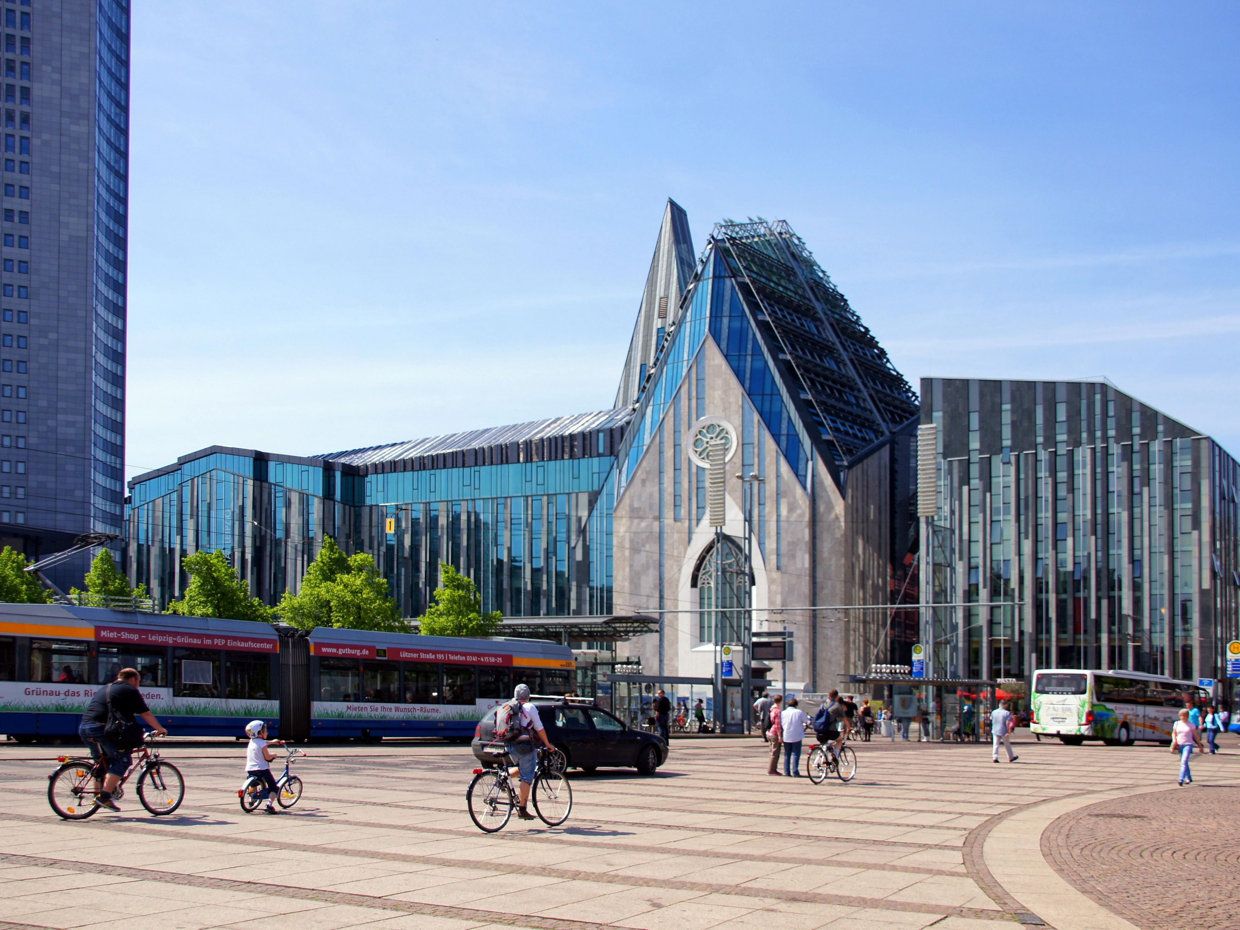 Enjoy effortless connections to Leipzig, just a 25-minute S-Bahn ride from Halle Main Station. Whether you're attending international fairs, exploring the city's culture, or heading to business meetings, Leipzig is easily accessible. With Leipzig/Halle Airport only 15 minutes away, you’ll be perfectly connected for both leisure and business travel.