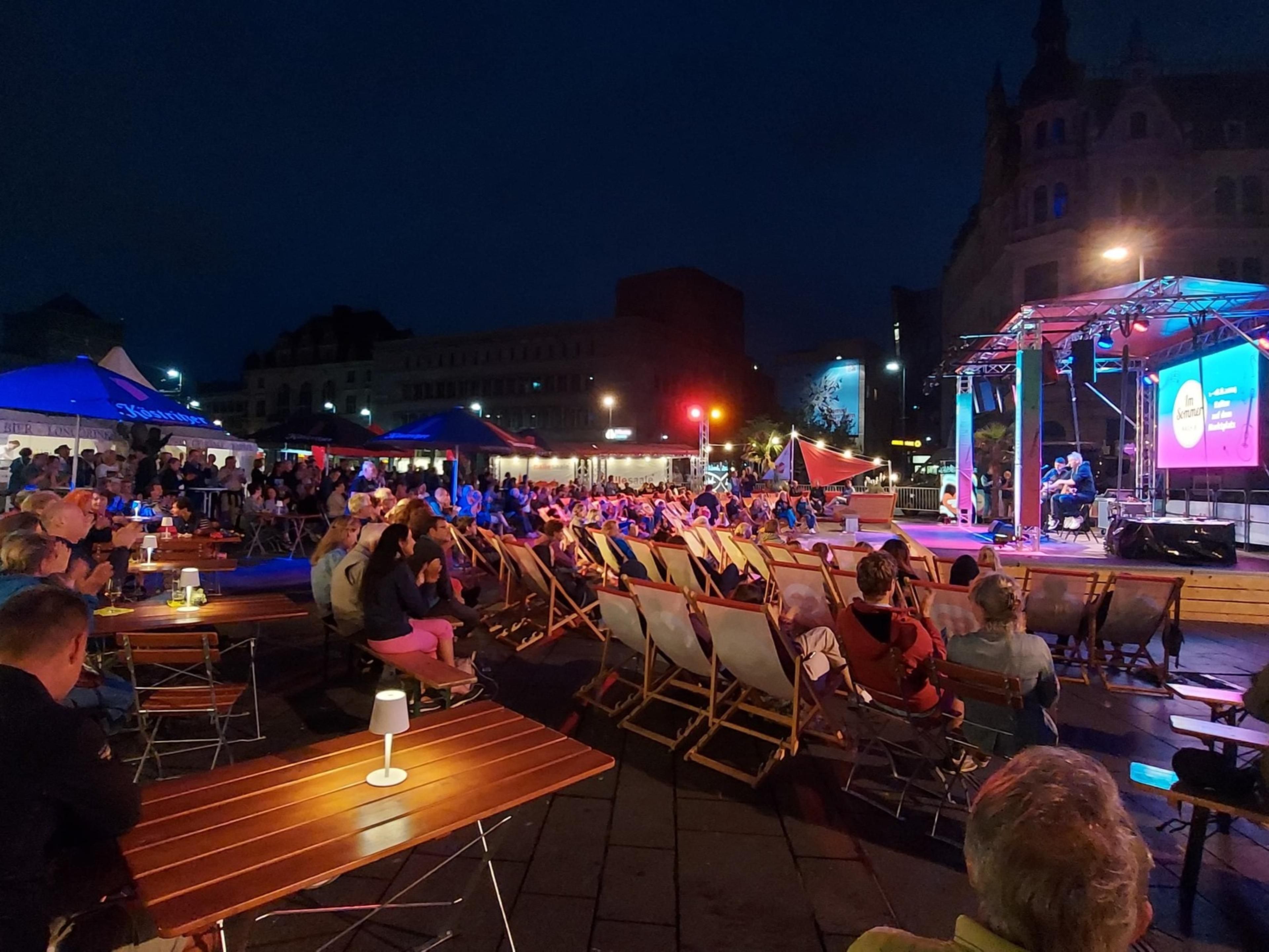 From 7–22 August, Halle’s market square becomes a summer stage. “Im Sommer nach 8” brings concerts, readings and performances under the evening sky—just a 15-minute walk from the hotel. A charming mix of culture and open-air atmosphere.