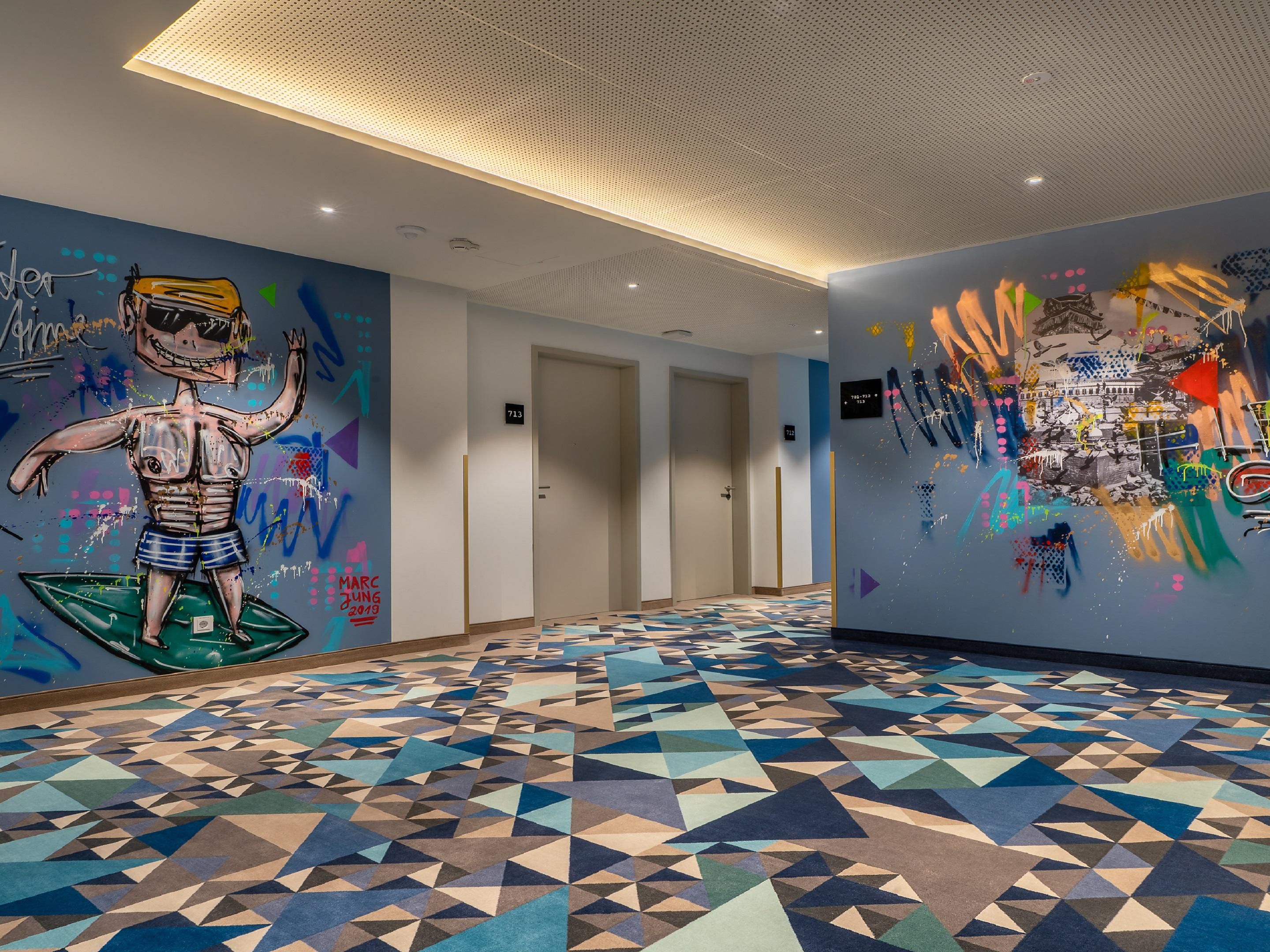 The design of the hotel blends Scandi style, Art Deco, and vibrant accents into a unique experience. Gold and brass add special highlights and create an inspiring atmosphere. The artworks by the Erfurt duo Marc Jung and Marco Fischer bring additional brilliance to our space. A place that invites wonder and comfort.