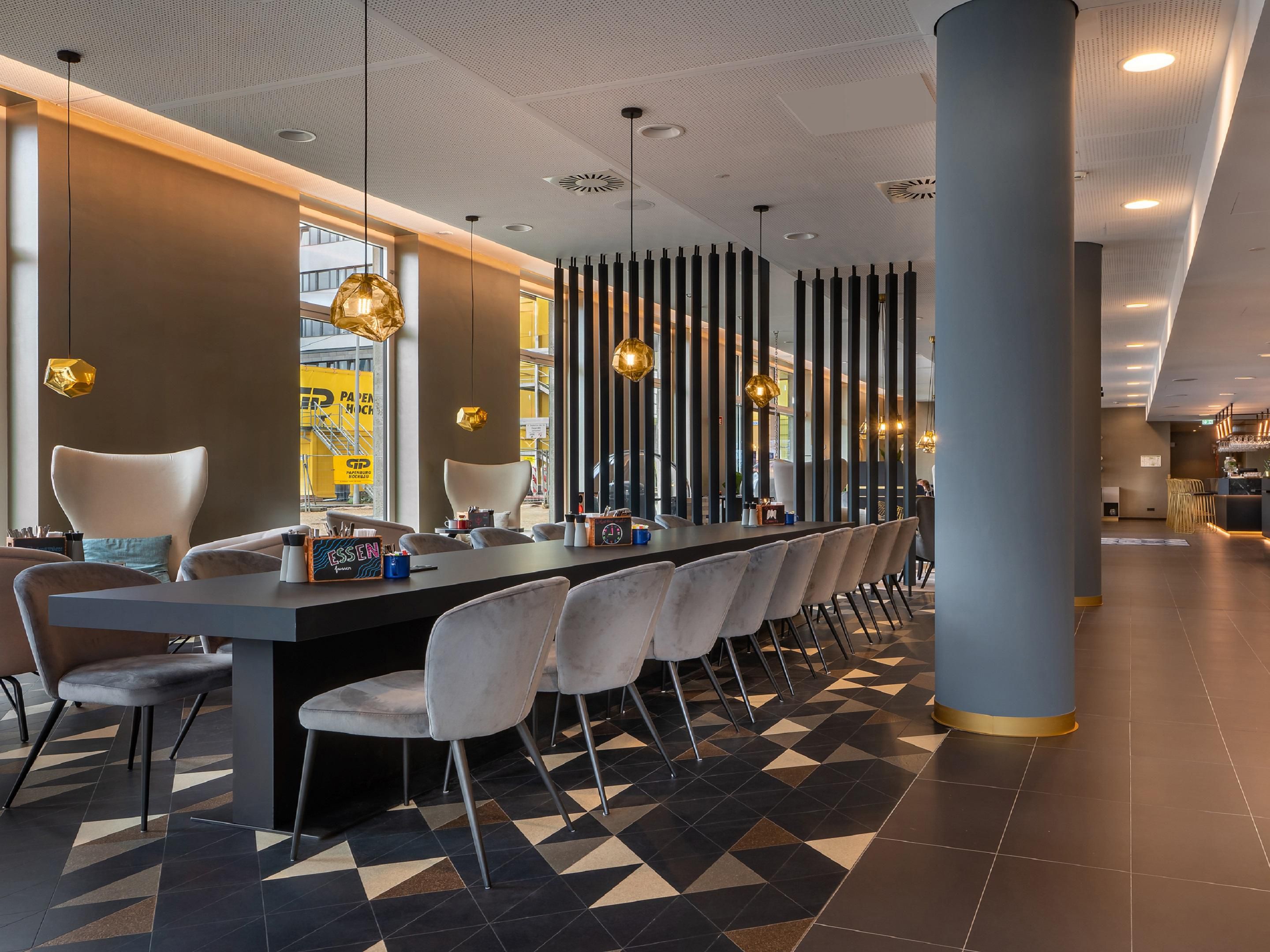 In our rooms, we’ve consciously chosen to forgo the traditional desk to provide more space. Instead, our Living Lobby invites you to work or relax in a bright, cozy atmosphere. With power outlets at the tables and high-speed Wi-Fi, it’s the perfect place to work in peace, network or get creative.