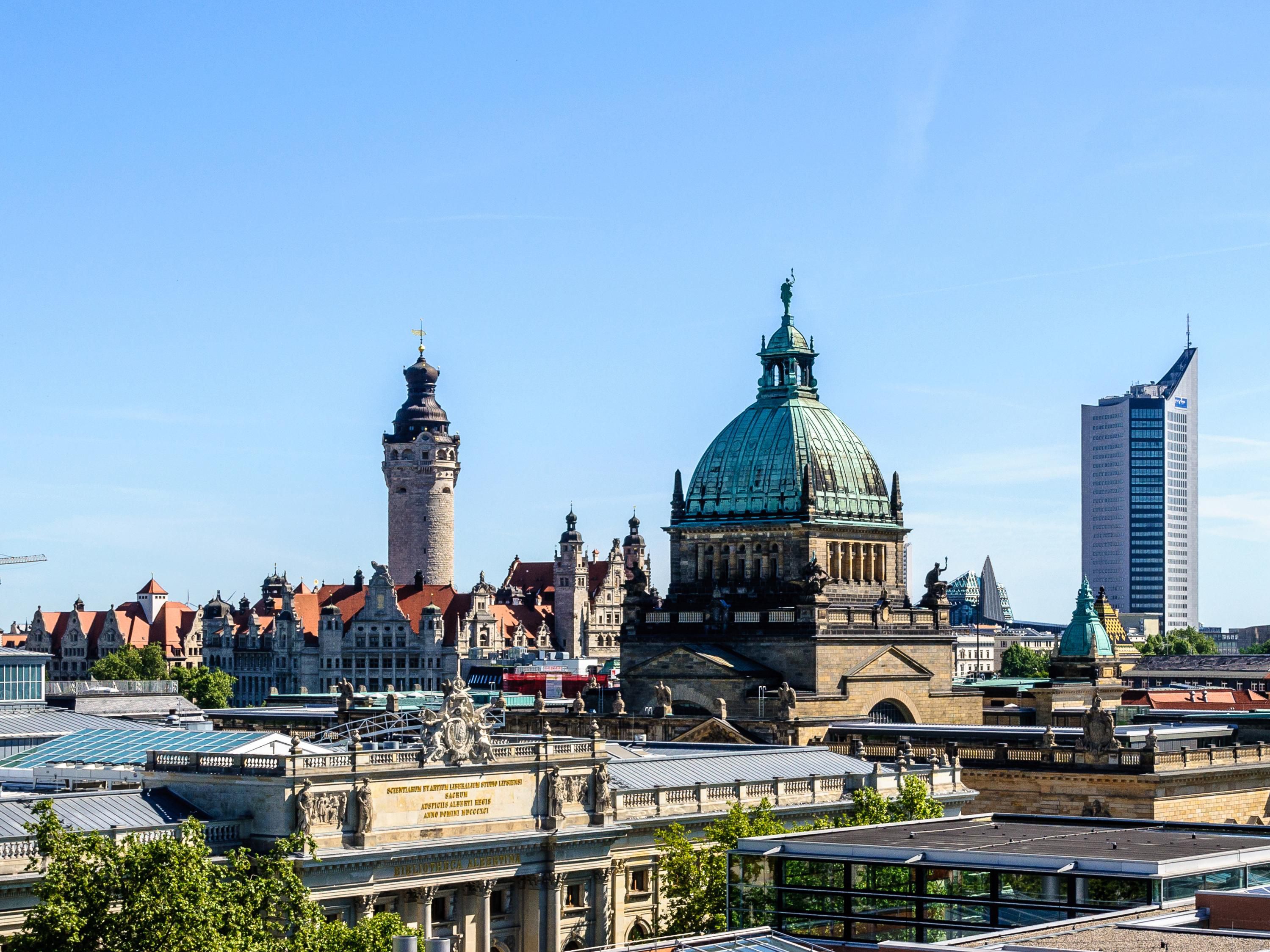 Stay close to the action! Our hotel is just steps away from the city center, putting you within easy reach of top shopping areas, popular restaurants, vibrant bars, and convenient supermarkets. Whether you're here for shopping, dining, or exploring, you'll find everything you need just around the corner.