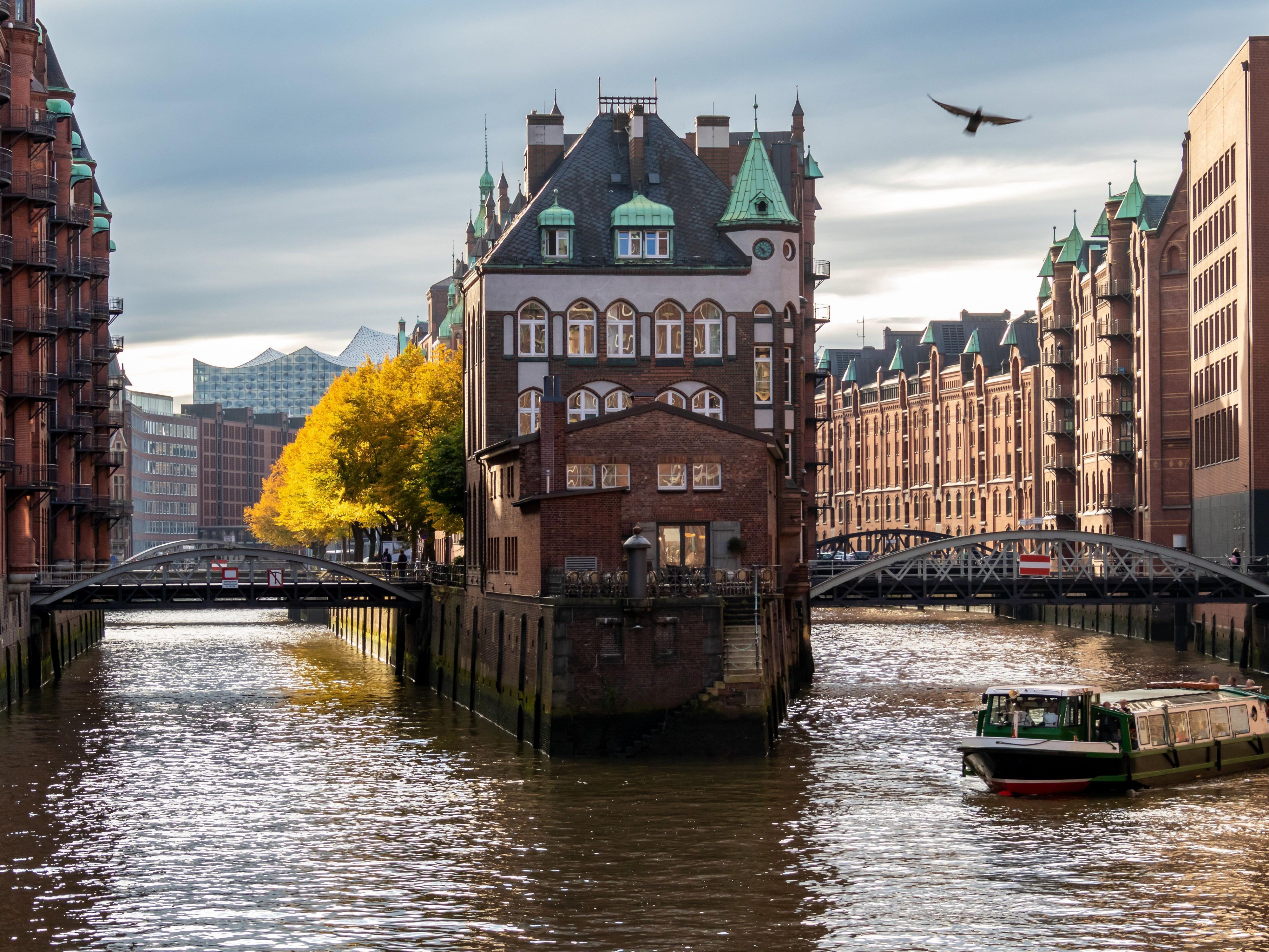 Unser Hotel ist der ideale Ausgangspunkt für Hamburgs Sehenswürdigkeiten. In der Nähe finden Sie die Elbphilharmonie, die Speicherstadt und die HafenCity. Erleben Sie die Binnenalster, das Miniatur Wunderland und die Reeperbahn. Am Ende des Tages können Sie den Tag bei uns an der Bar ausklingen lassen bevor Sie sich in Ihre Koje fallen lassen.