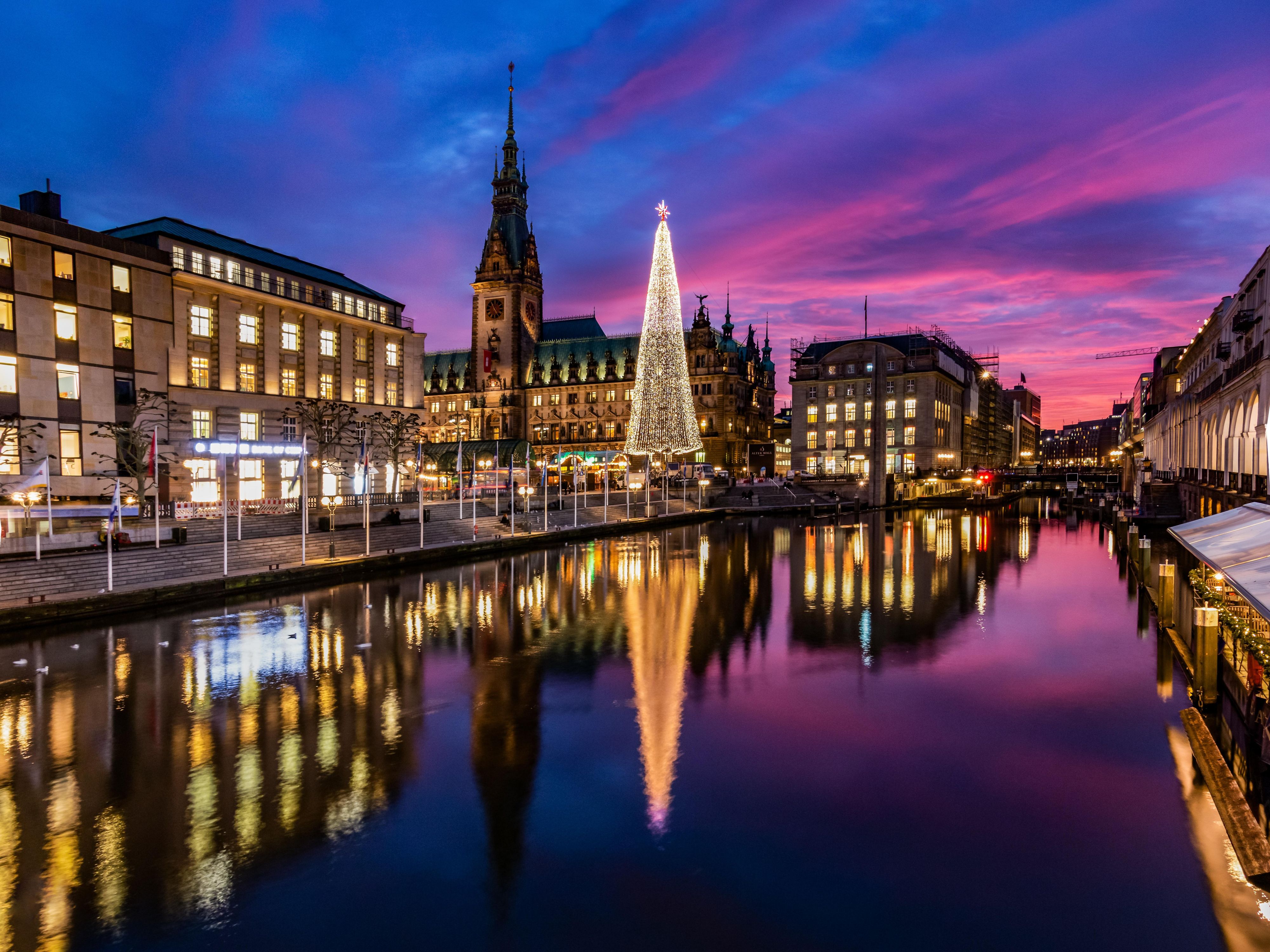 Discover Hamburg’s festive maritime charm. In just 15 minutes, visit Winterpride St. Georg to the north, family-friendly magic at Überseequartier to the southwest, or the cultural market on Fleetinsel to the west. And if you crave more, Santa Pauli, Rathausmarkt and other markets await—Christmas is everywhere in Hamburg!