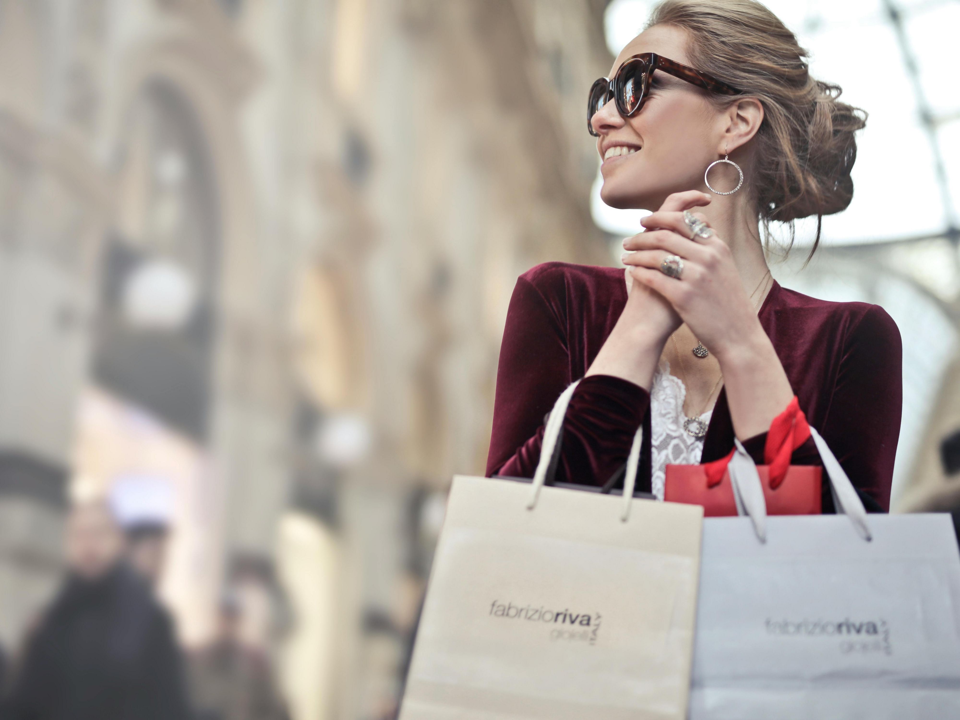 There is a large selection of restaurants, cafés and shopping facilities in the immediate vicinity. From international specialities to local delicacies, there is something for every taste. In addition, numerous shops and boutiques invite you to stroll around - ideal for shopping fans and connoisseurs alike.