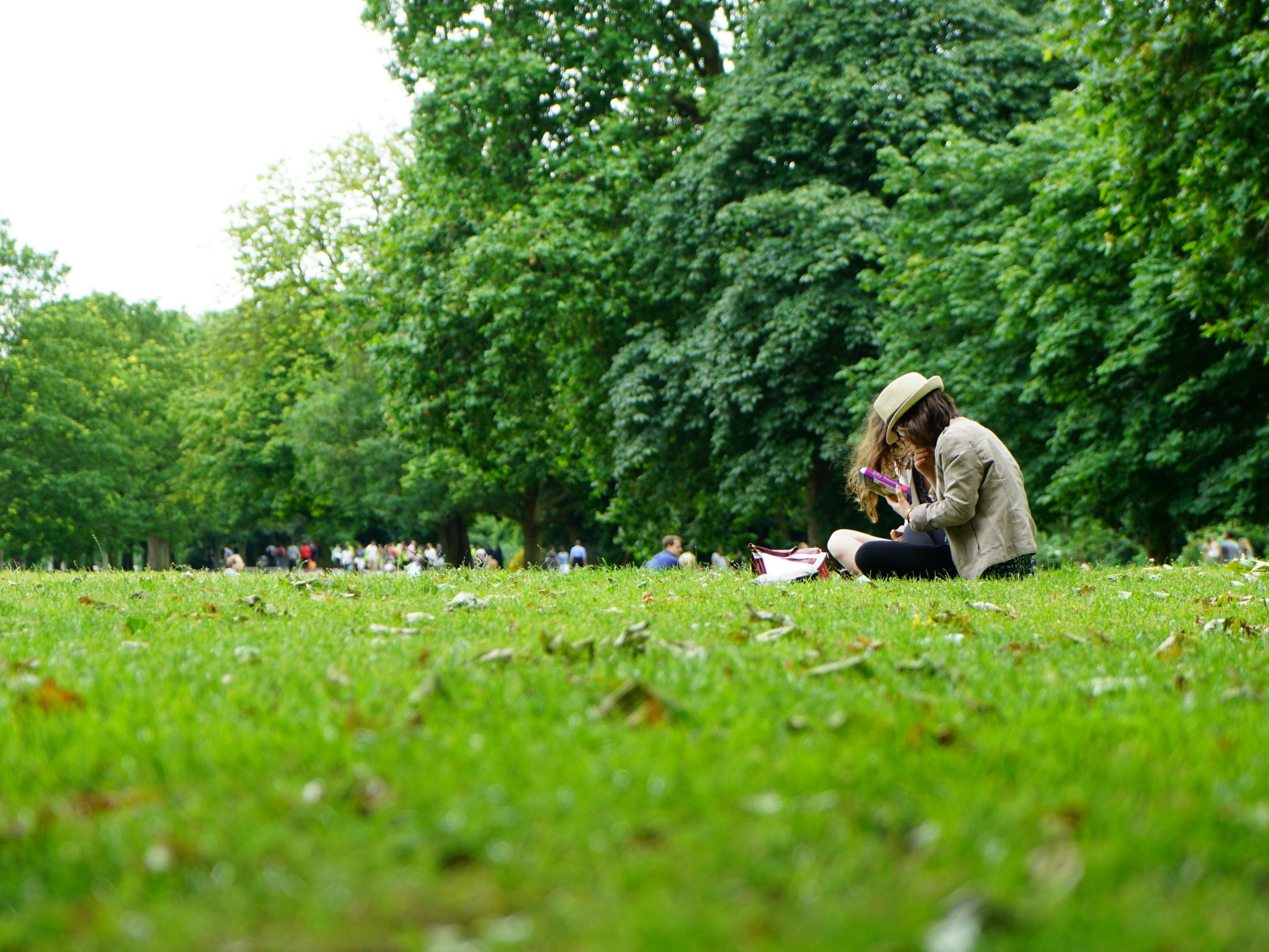 A nearby park offers the perfect opportunity to escape the hustle and bustle of the city. Whether for a leisurely stroll, a jog or simply to relax - here you can enjoy nature in the middle of the city. An ideal opportunity to get some fresh air and recharge your batteries.