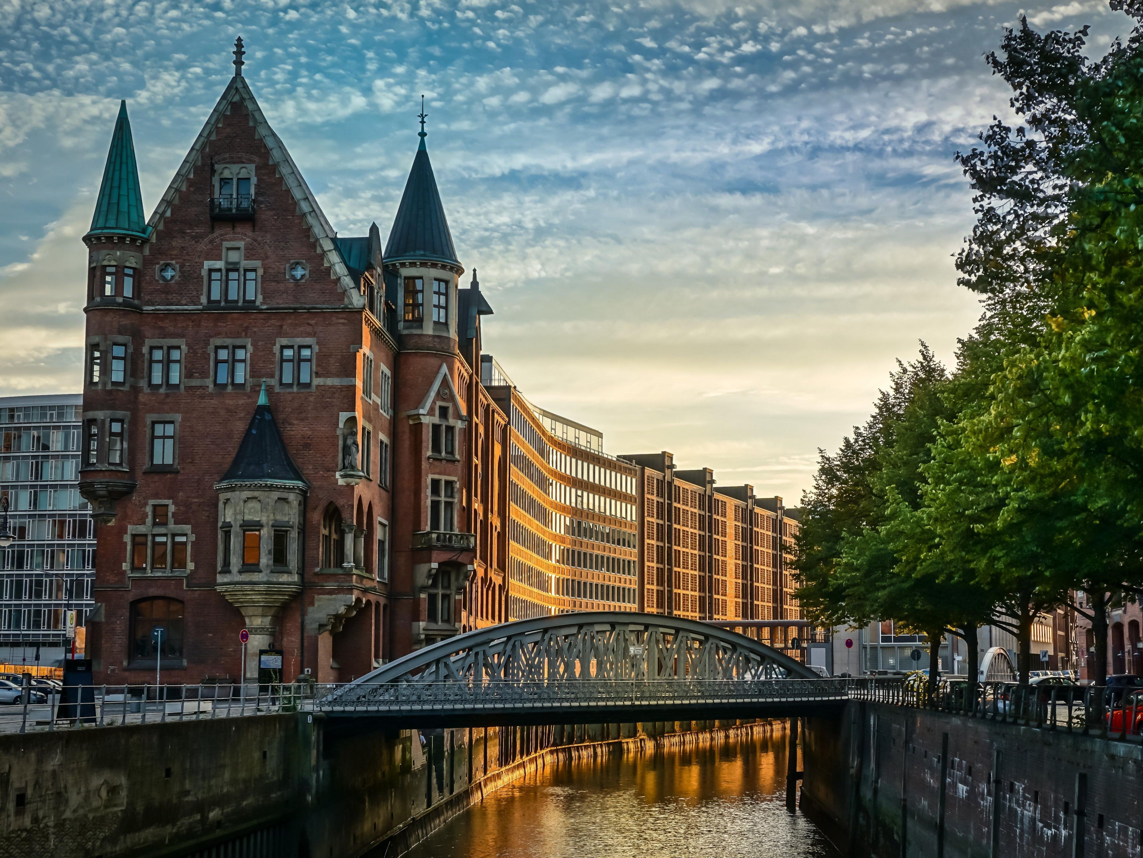 Starten Sie direkt an den Fleeten und entdecken Sie Hamburg zu Fuß. In nur einer Stunde geht es durch die Speicherstadt, vorbei am Maritimen Museum, durch die HafenCity und an der Elbphilharmonie entlang bis zu den Landungsbrücken – maritimes Flair garantiert! Unterwegs locken Cafés, Aussichtspunkte und spannende Fotomotive.