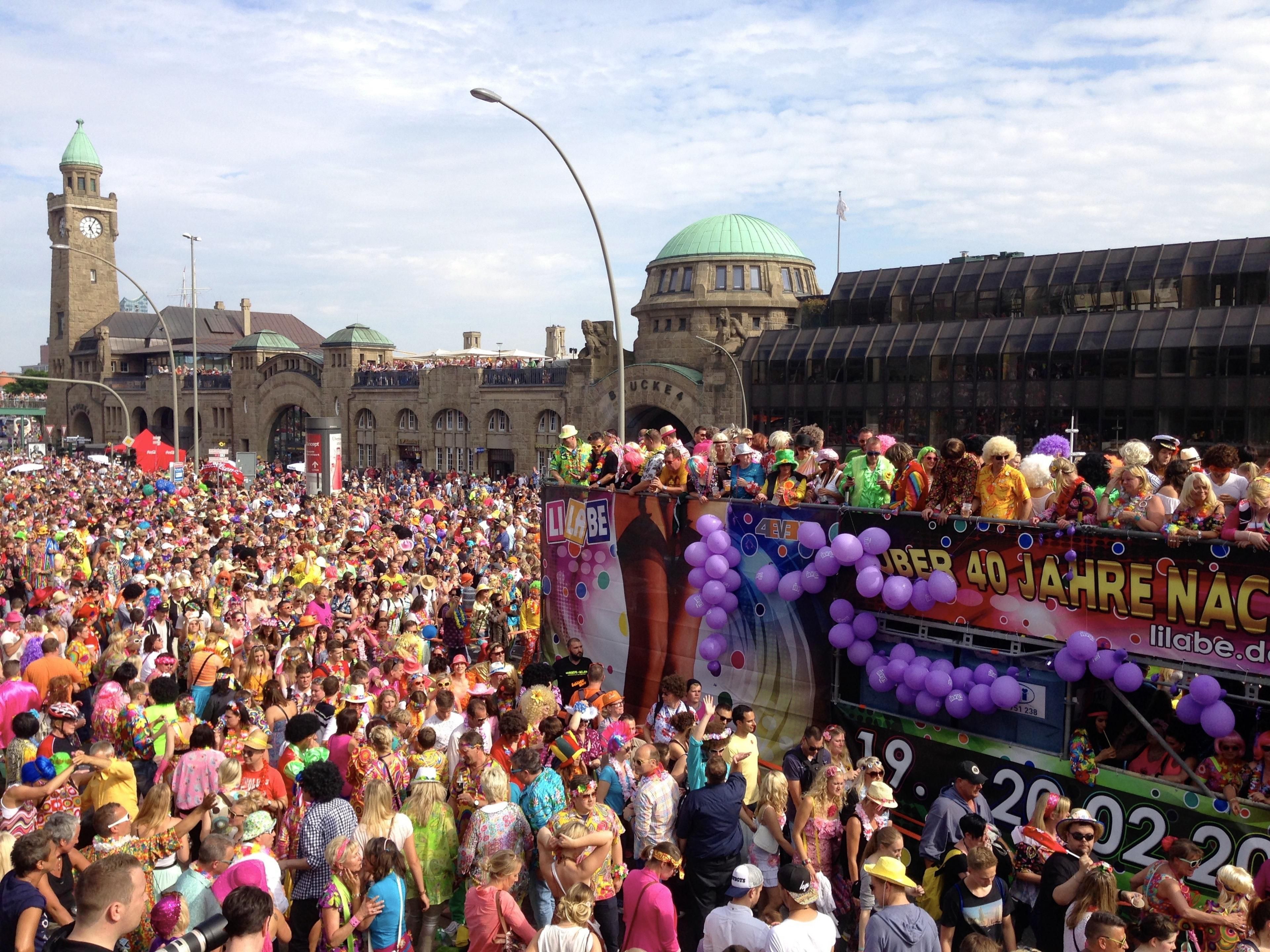 On July 12–13, 2025, Schlagermove turns Hamburg into a vibrant party zone! Join thousands of Schlager fans as music trucks roll through St. Pauli and the city comes alive. After a night of fun, relax at our hotel – conveniently connected for a hassle-free event!