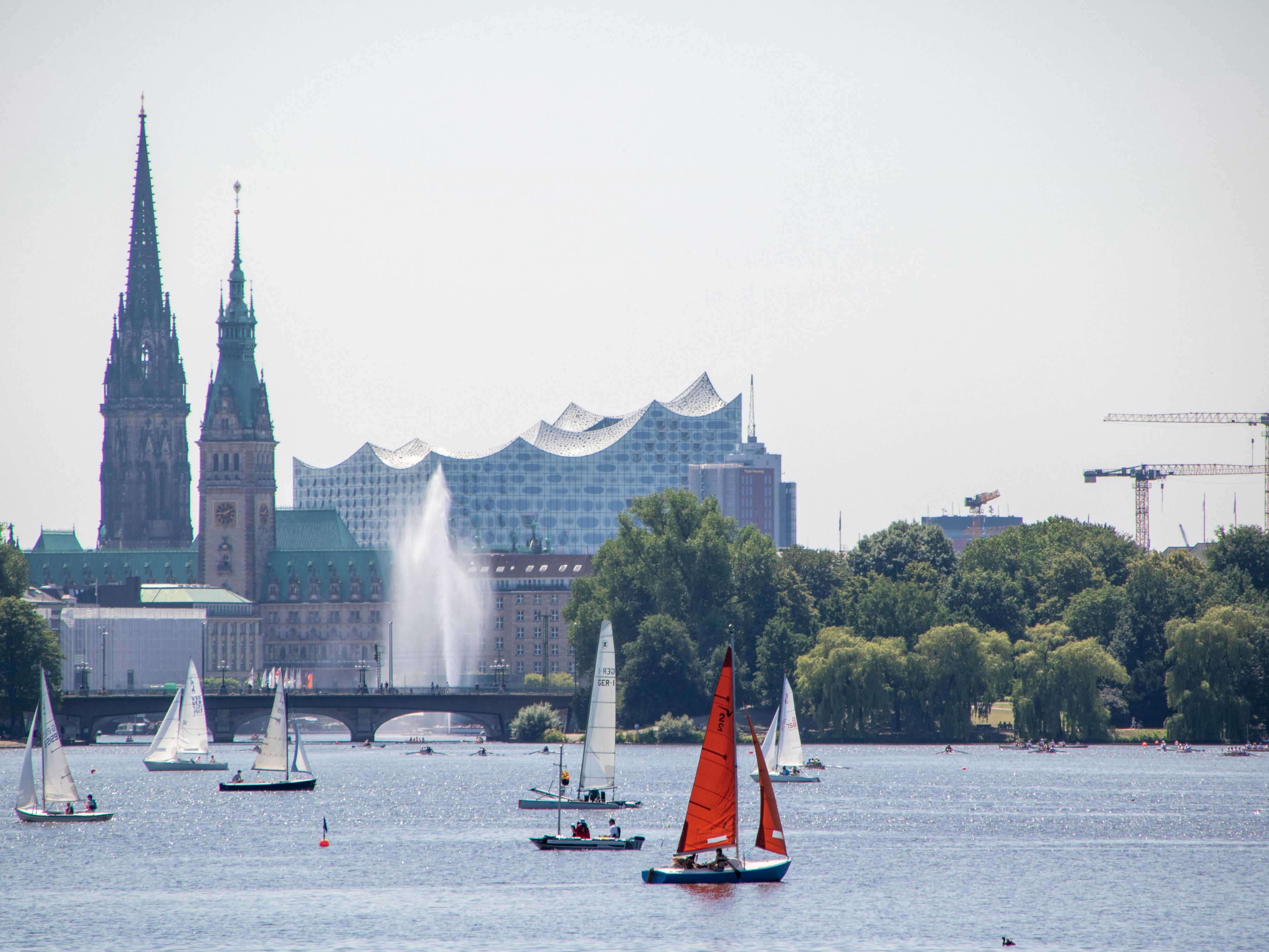 Enjoy an active weekend in Hamburg: On August 16, the traditional 24-hour sailing regatta brings maritime vibes to the Alster. On August 17, the ADAC Cyclassics sees pro and amateur cyclists racing through the city. Both events take place near our hotel in Hamburg-Eppendorf – the perfect base for your sporty summer getaway.