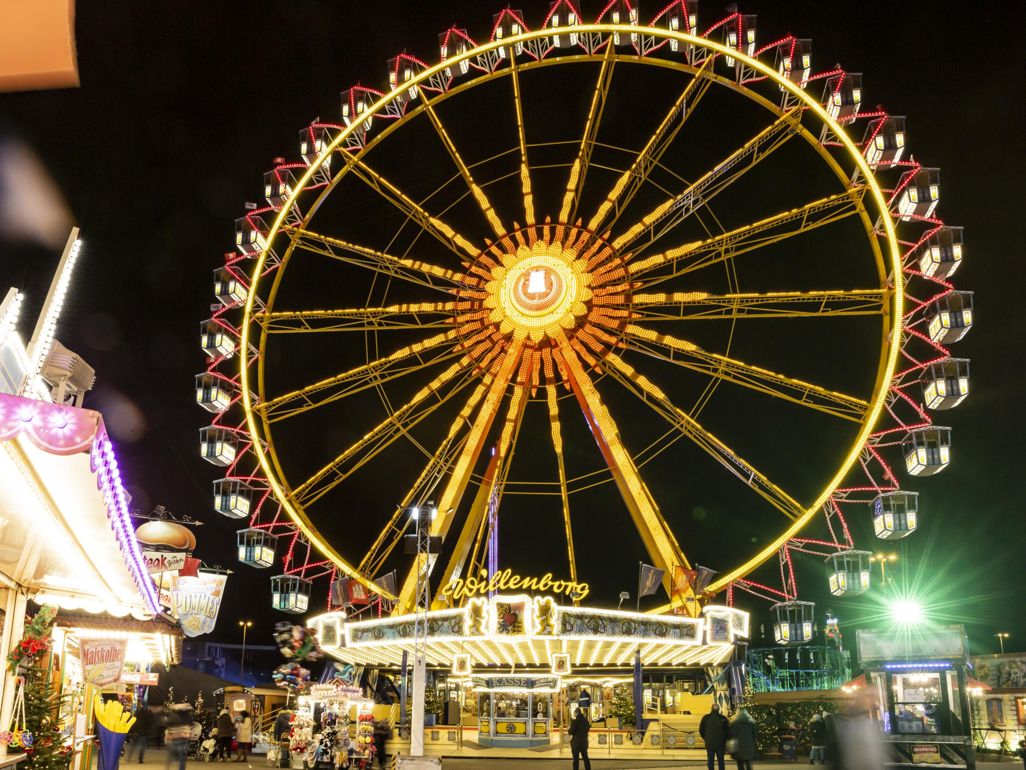 From 7 November to 7 December 2025, the Winterdom fills Hamburg with thrilling rides, colourful stalls and tasty treats. Perfect for families and friends, enjoy festive fun and excitement just 30 minutes by public transport from the hotel. Photo: © Mediaserver Hamburg / Timo Sommer