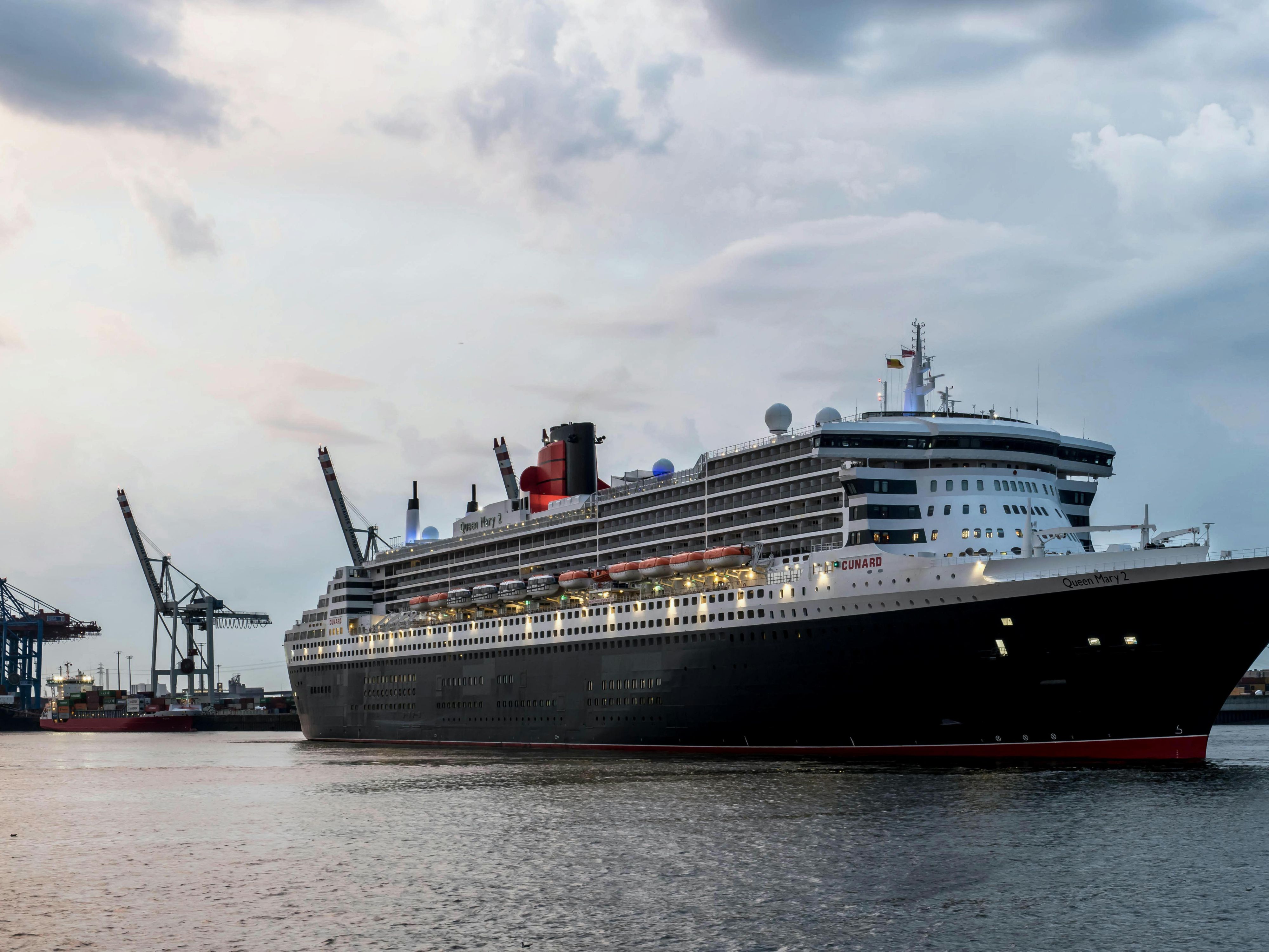 Reach the Hamburg Cruise Center in just 20 minutes and start your journey with top cruise lines. Explore vibrant cities, distant lands, and ocean adventures with full comfort and flexibility. In winter, enjoy seasonal fun on board like ice-stock curling while starting or ending your trip in cozy hotel comfort.